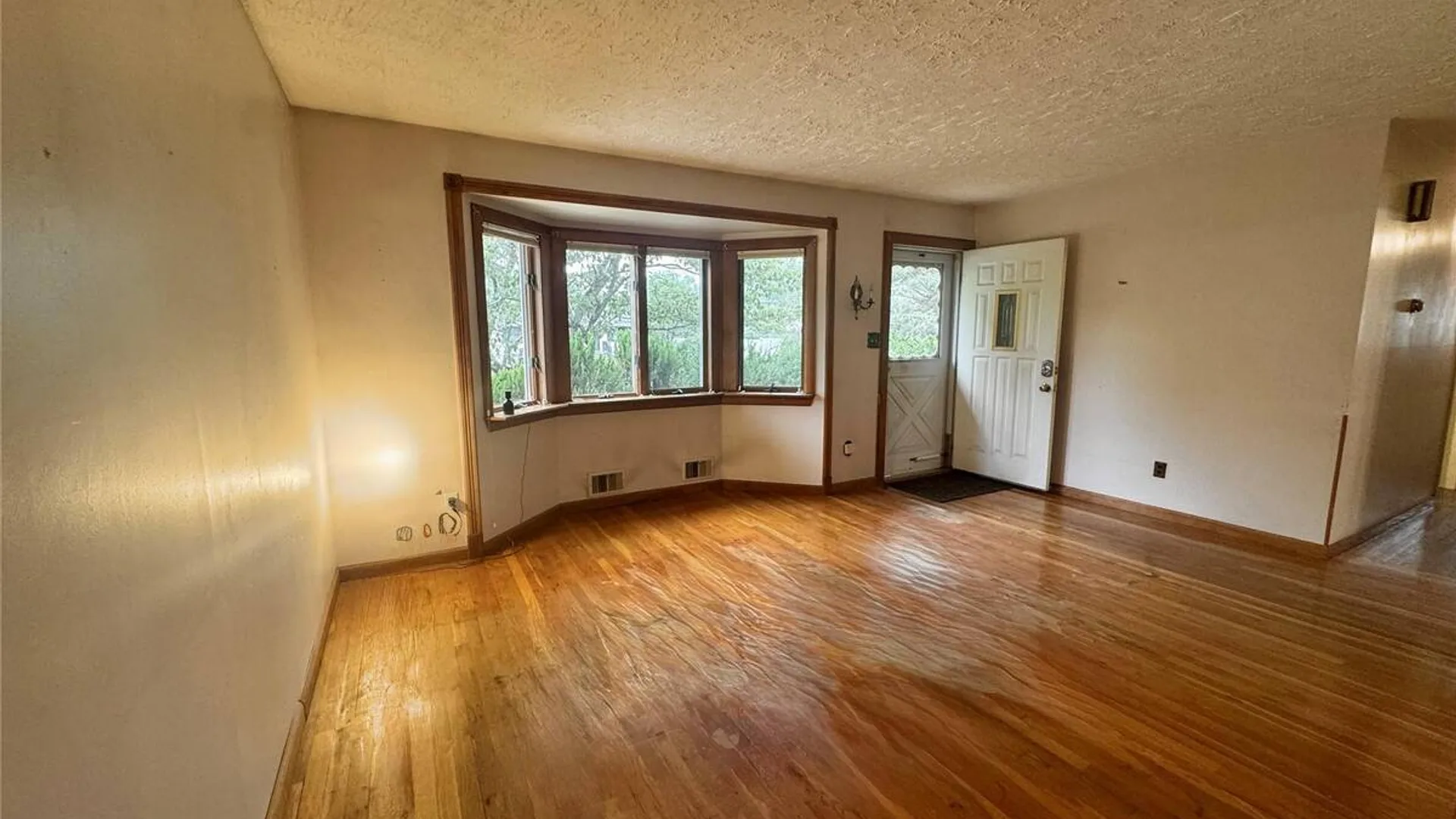 Property at 28 Euclid Avenue, Dix Hills, NY 11746 4