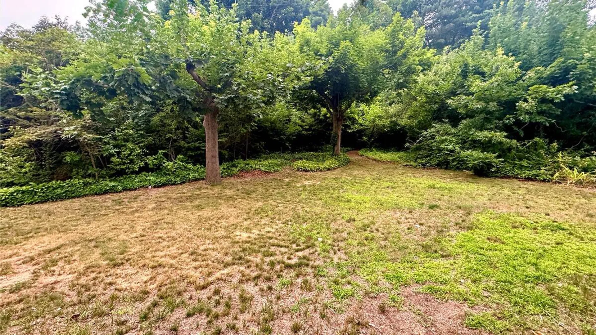 Property at 28 Euclid Avenue, Dix Hills, NY 11746 32
