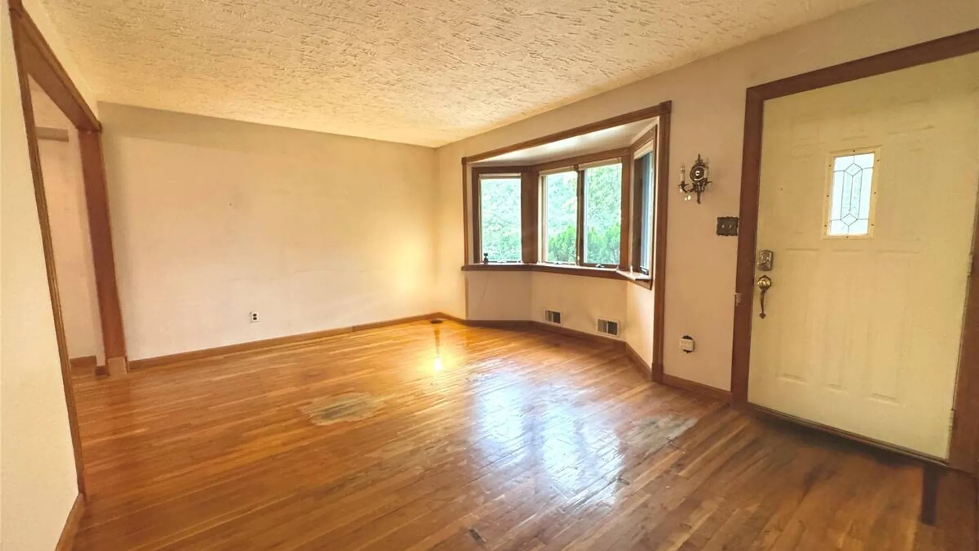 Property at 28 Euclid Avenue, Dix Hills, NY 11746 5