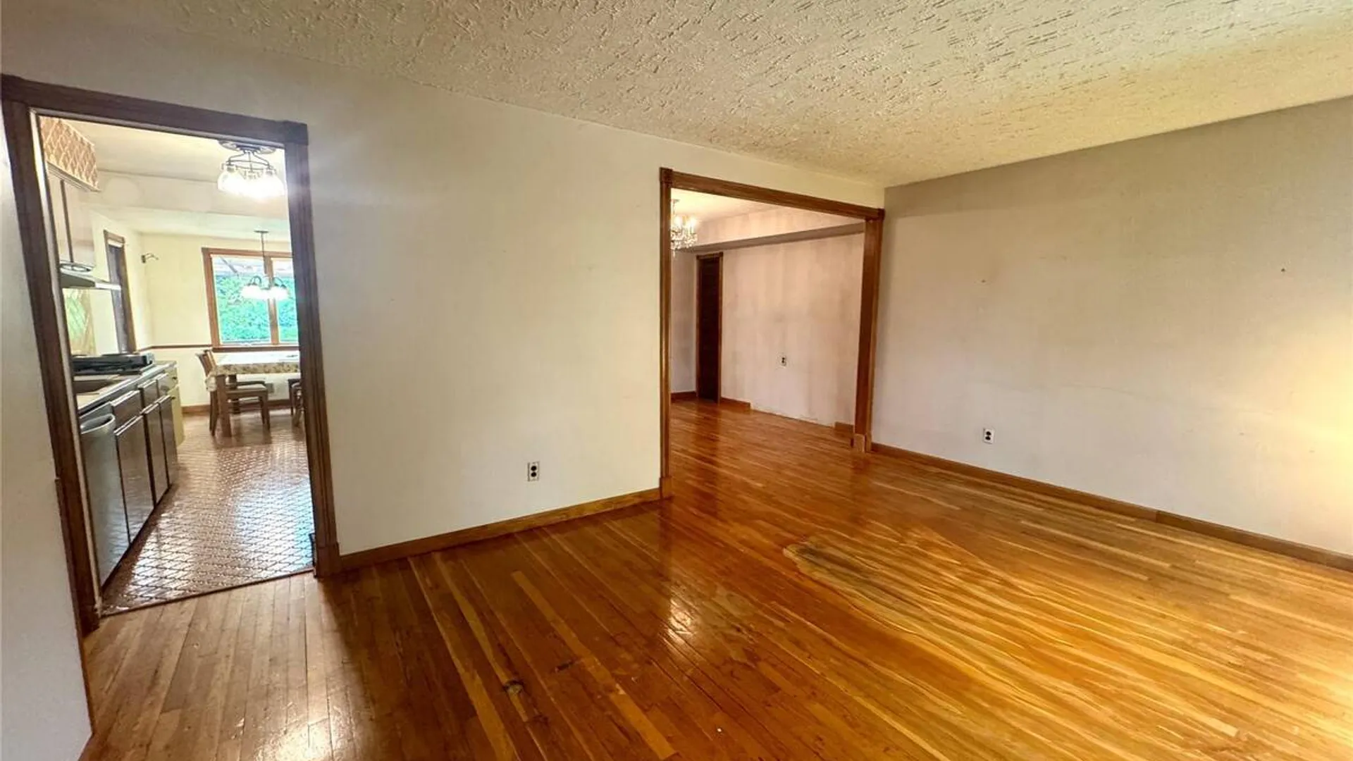 Property at 28 Euclid Avenue, Dix Hills, NY 11746 10