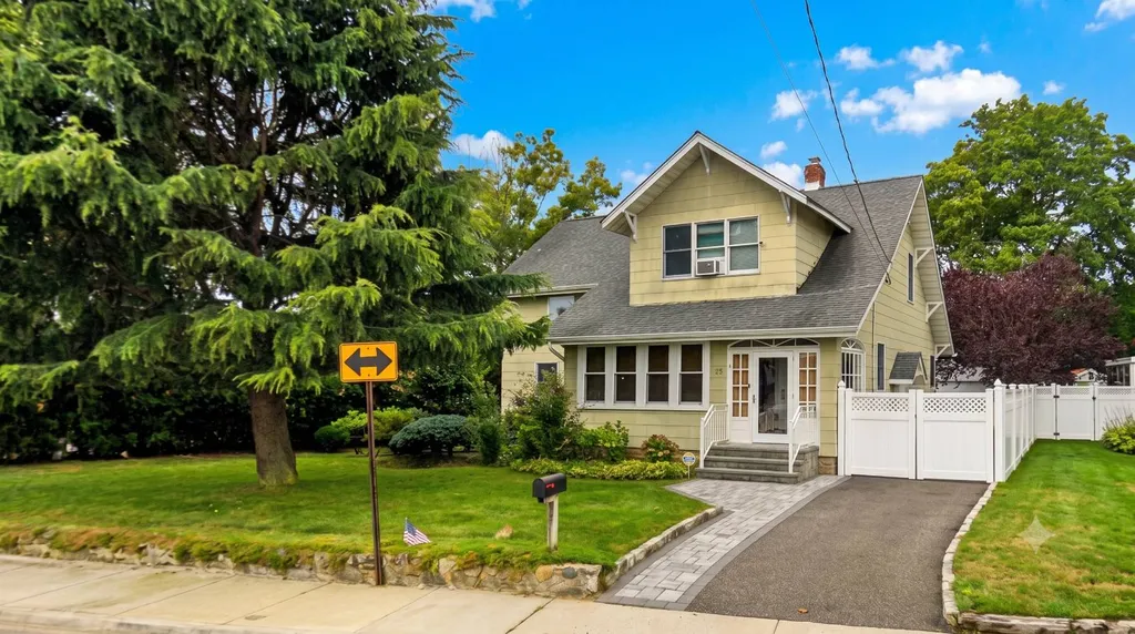 Property at 30 West St, Farmingdale, NY 11735