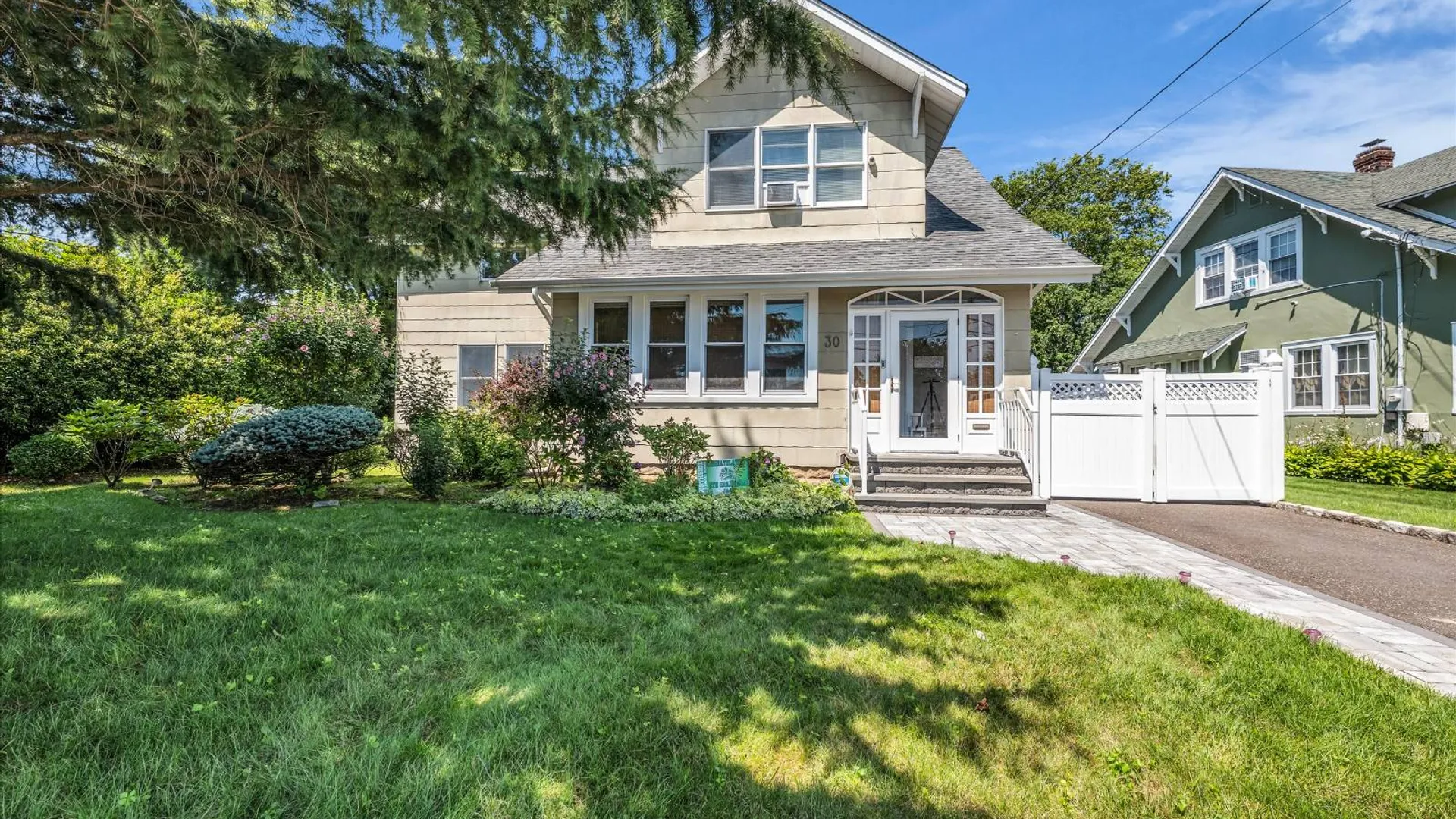 Property at 30 West St, Farmingdale, NY 11735 2