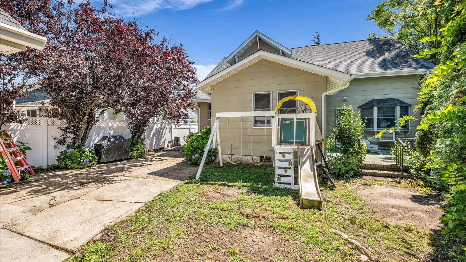 Property at 30 West St, Farmingdale, NY 11735 4