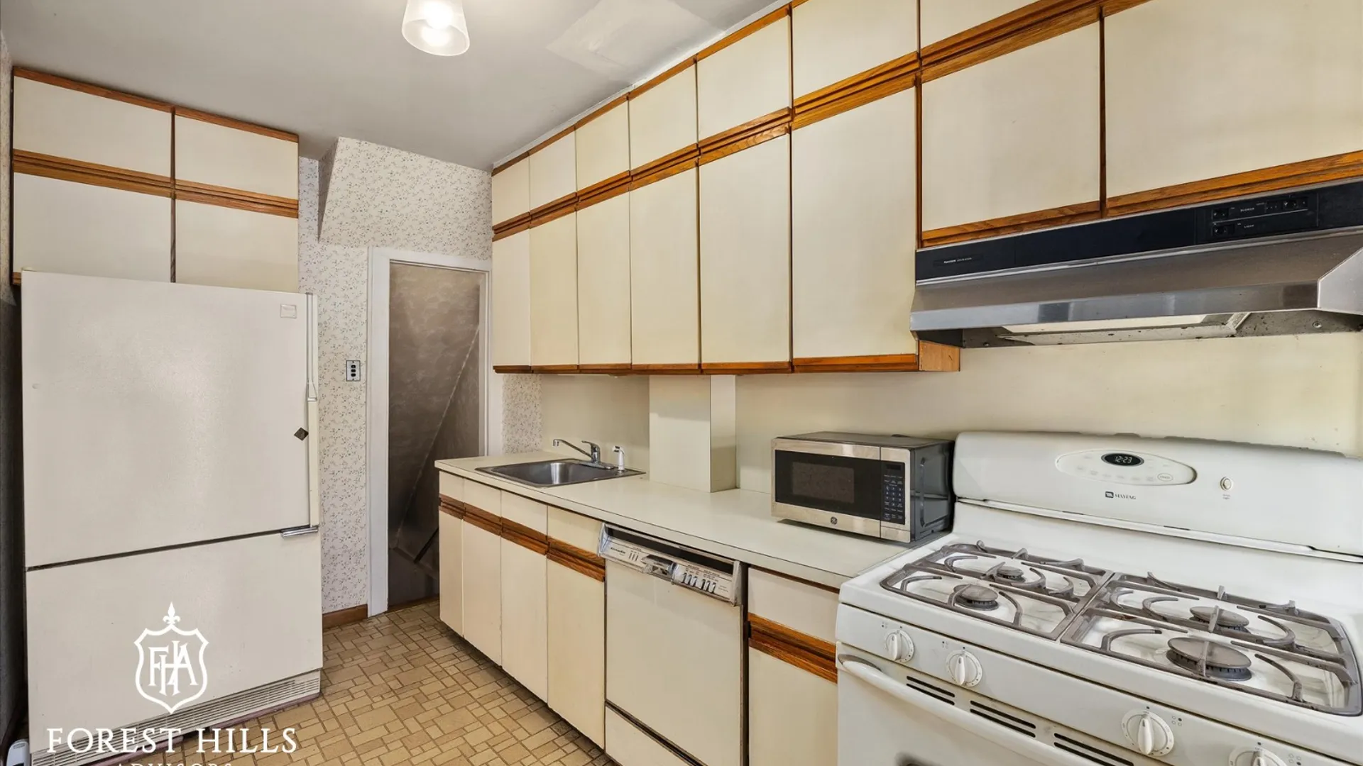 Property at 67-102 Dartmouth Street, Forest Hills, NY 11375 16