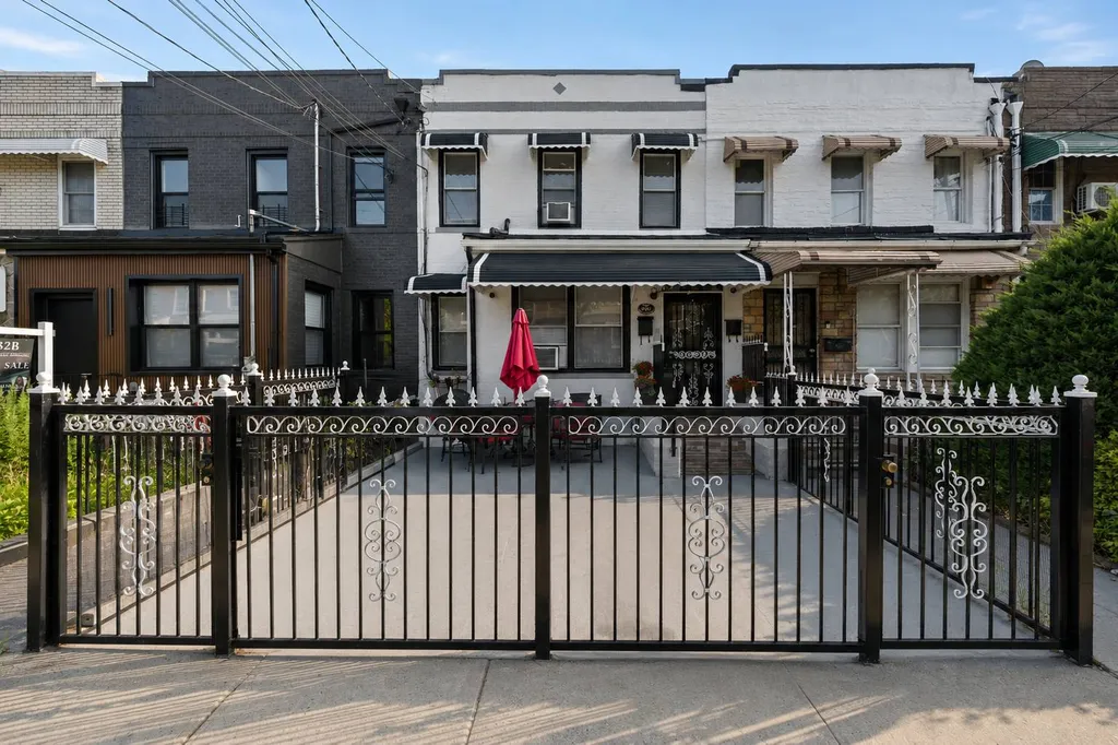 Property at 960 E 221st Street, New York, NY 10469