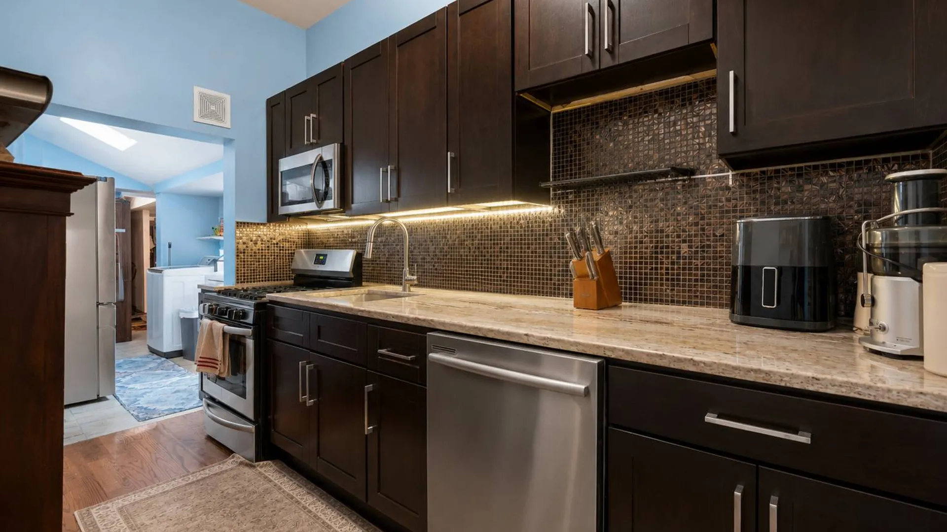 Property at 960 E 221st Street, New York, NY 10469 5
