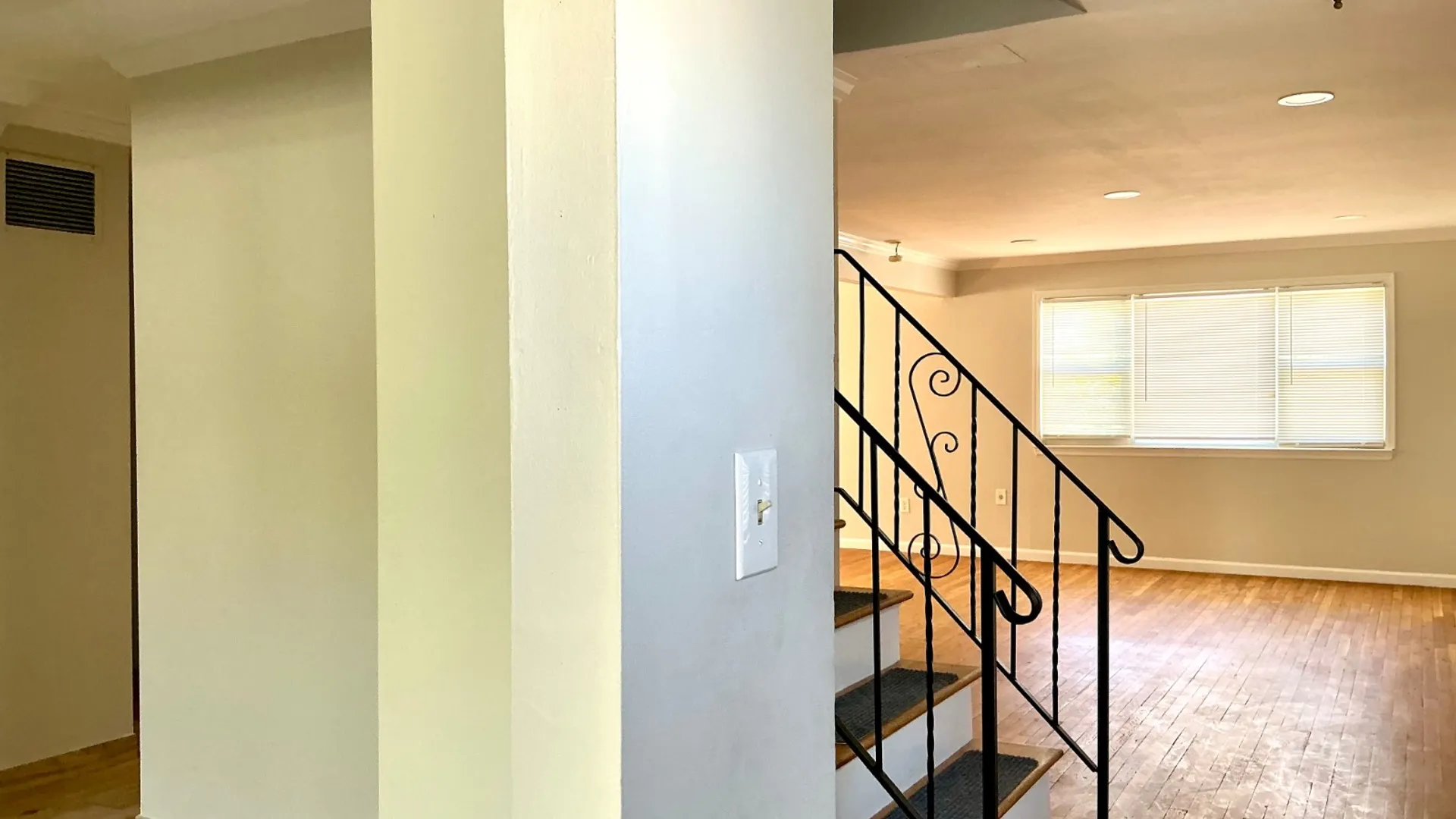 Property at 300 Jefferson Ave, Staten Island, NY 10306 5