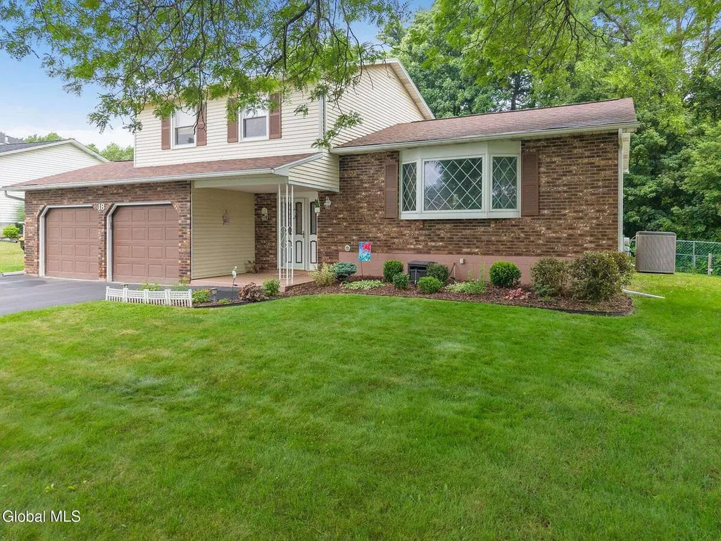 Property at 18 Fairway Lane, Colonie, NY 12304
