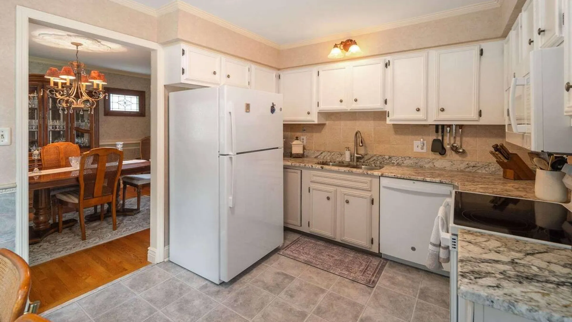 Property at 18 Fairway Lane, Colonie, NY 12304 11
