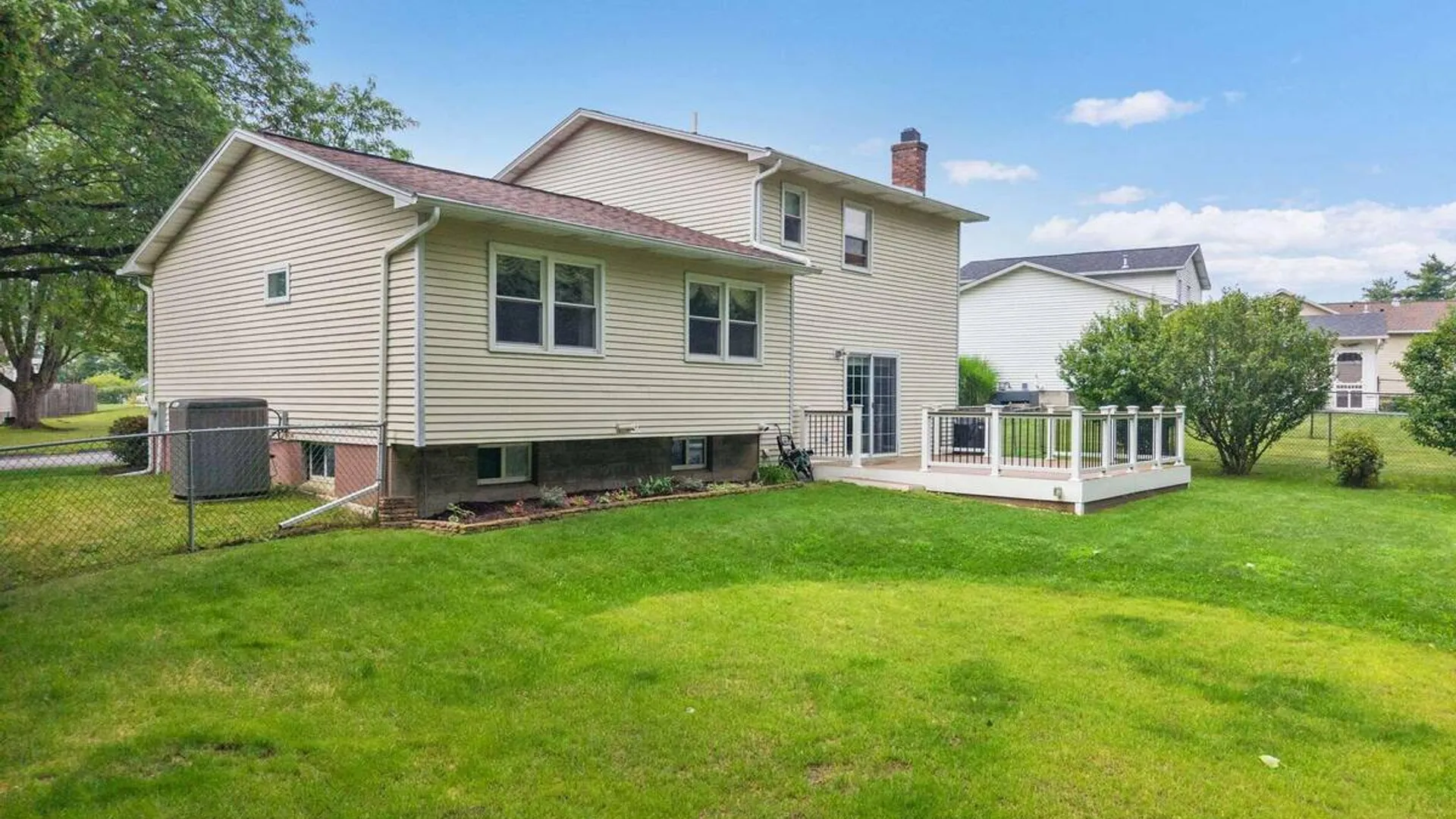 Property at 18 Fairway Lane, Colonie, NY 12304 41