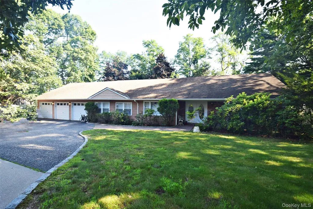 Property at 29 Ivy Hill Drive, Hauppauge, NY 11787
