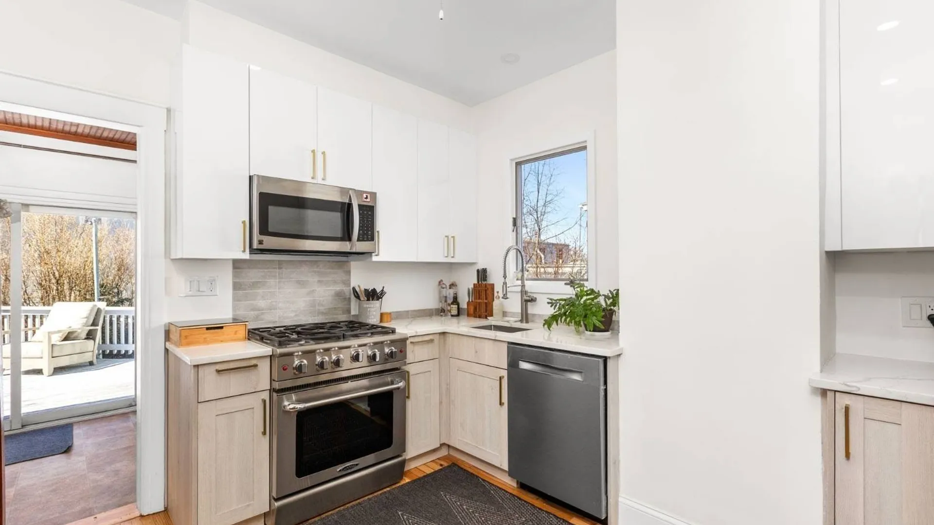 Property at 401 Hunter Ave, Bronx, NY 10464 10