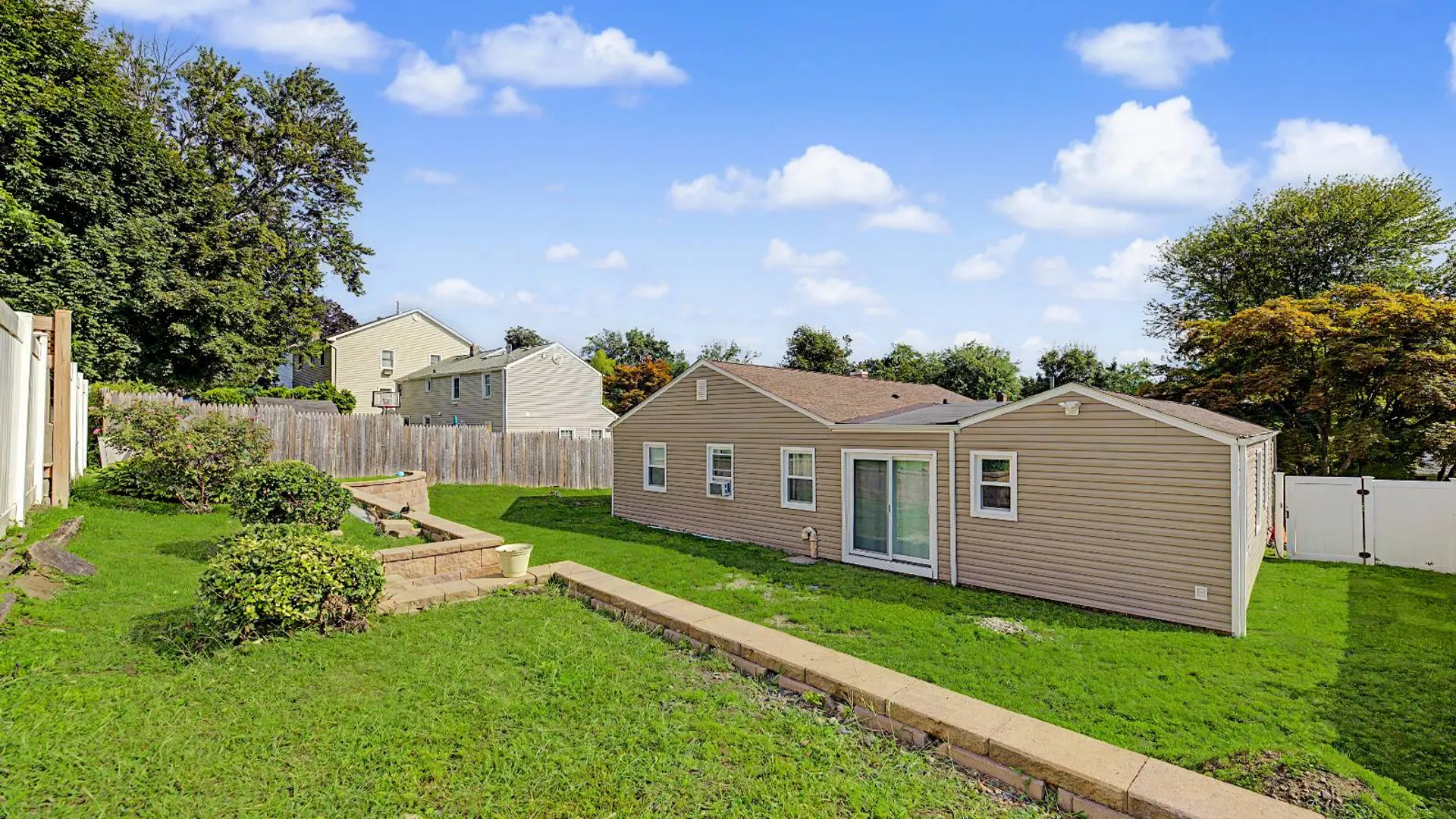 Property at 28 Roundhill Dr, Yonkers, NY 10710 15