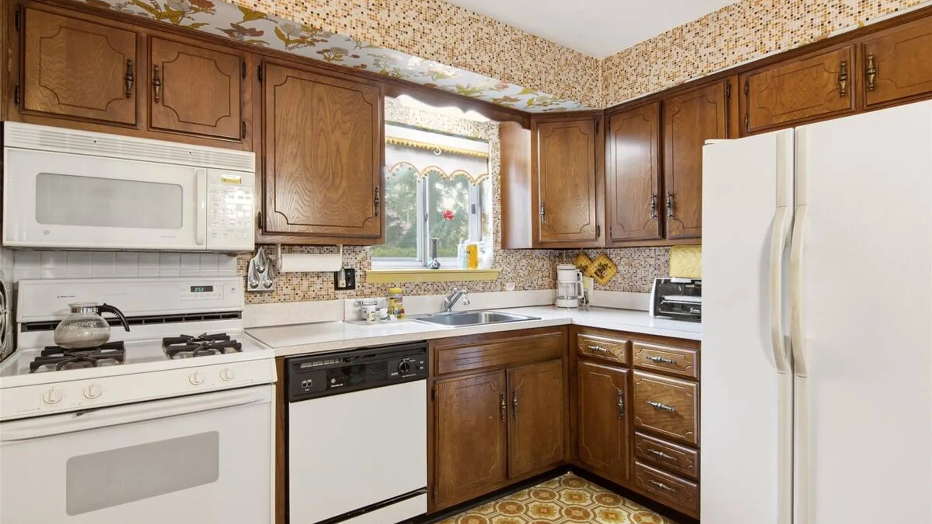 Property at 4 Smithtown Crescent, Smithtown, NY 11787 14