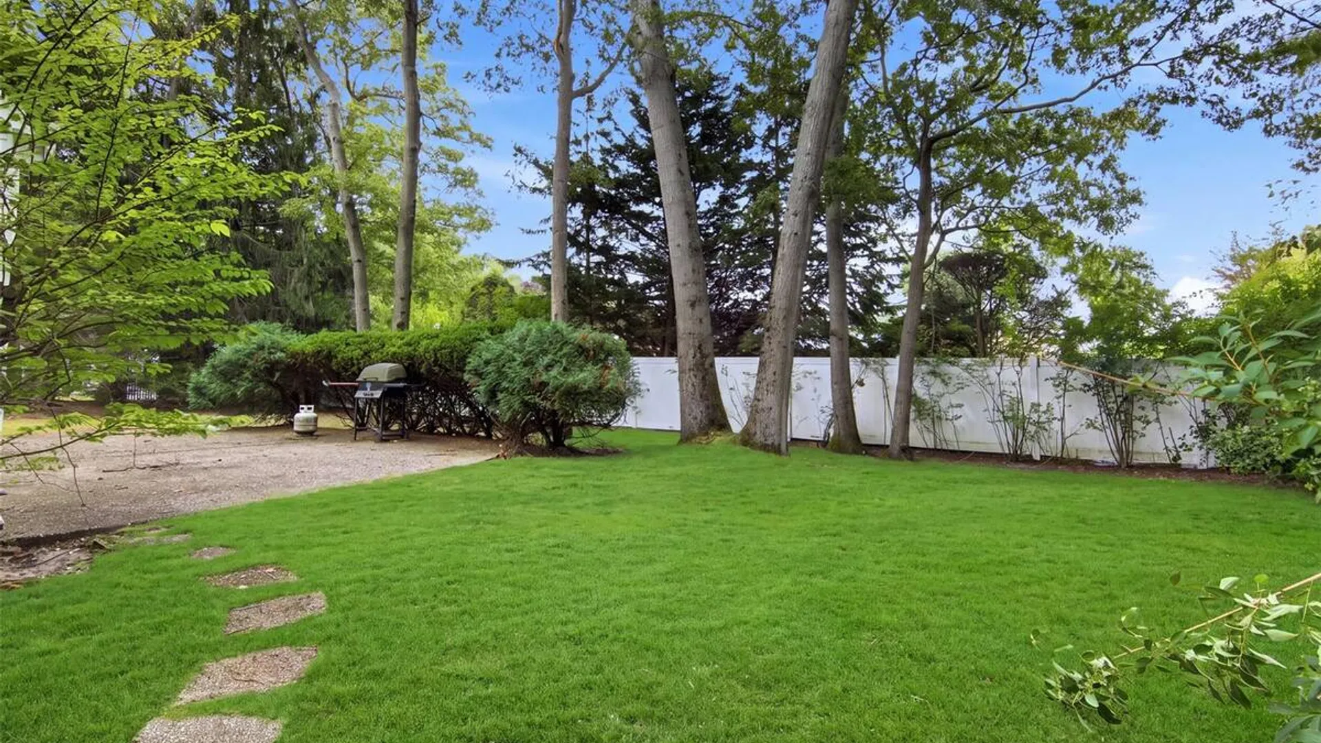 Property at 4 Smithtown Crescent, Smithtown, NY 11787 21
