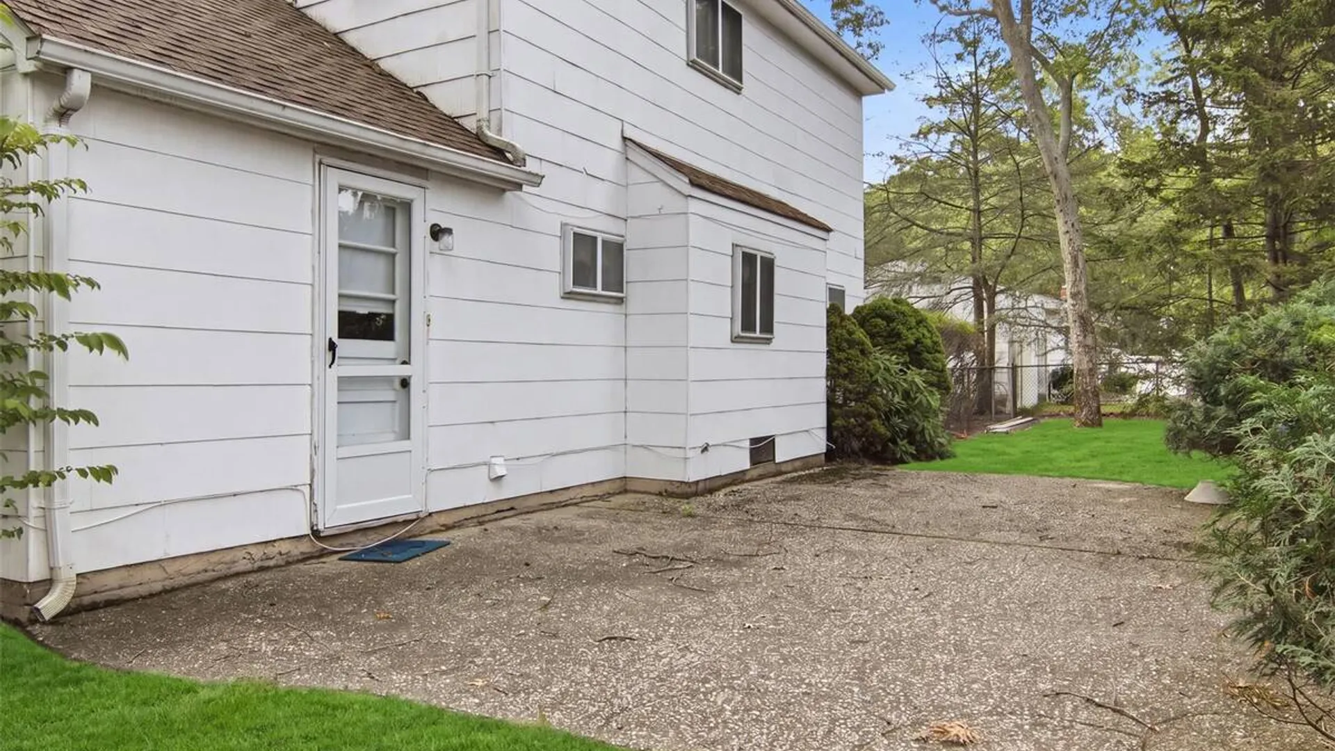 Property at 4 Smithtown Crescent, Smithtown, NY 11787 22