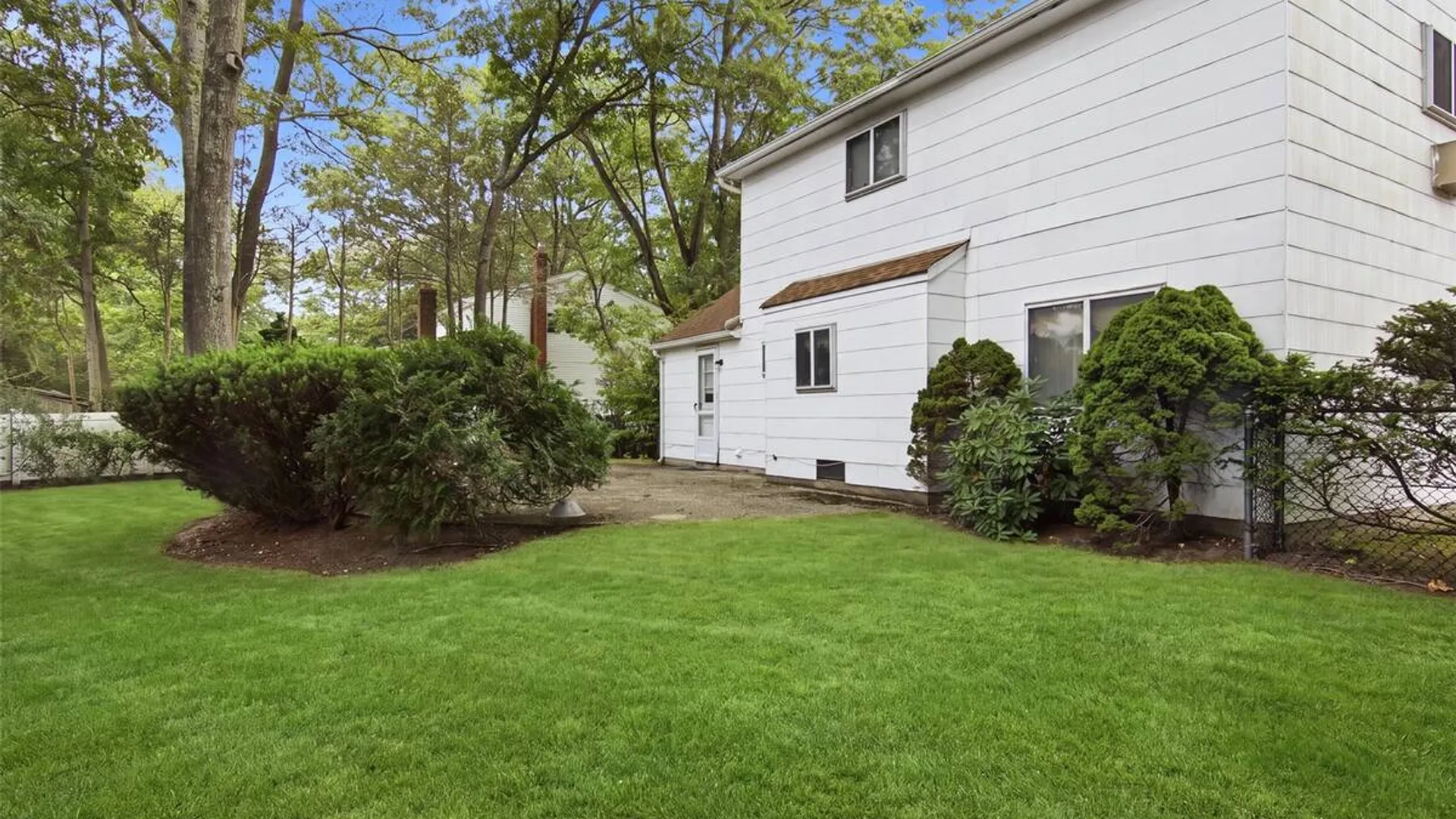 Property at 4 Smithtown Crescent, Smithtown, NY 11787 23