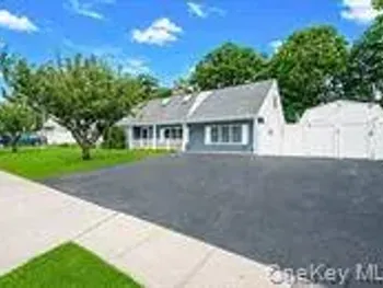 Property at 5 Horseshoe Drive, Holbrook, NY 11741