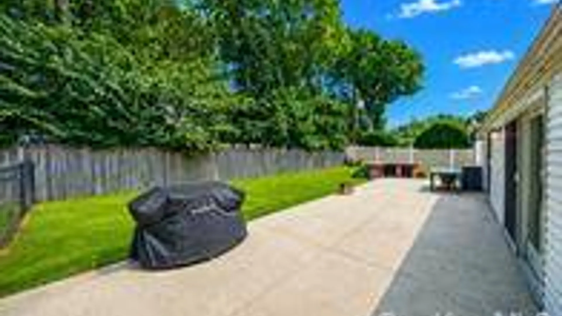 Property at 5 Horseshoe Drive, Holbrook, NY 11741 10