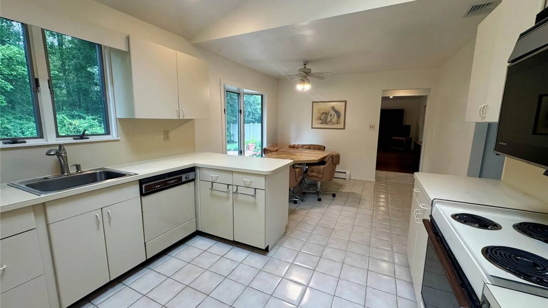 Property at 15 Stonehurst Lane, Dix Hills, NY 11746 14