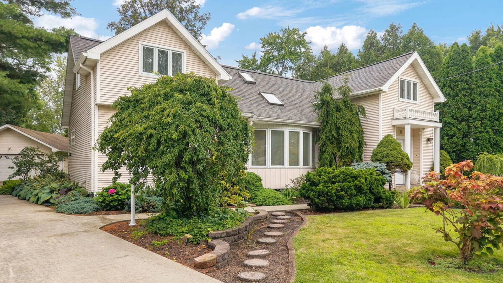Property at 6 Quaker Drive, Colonie, NY 12309 5