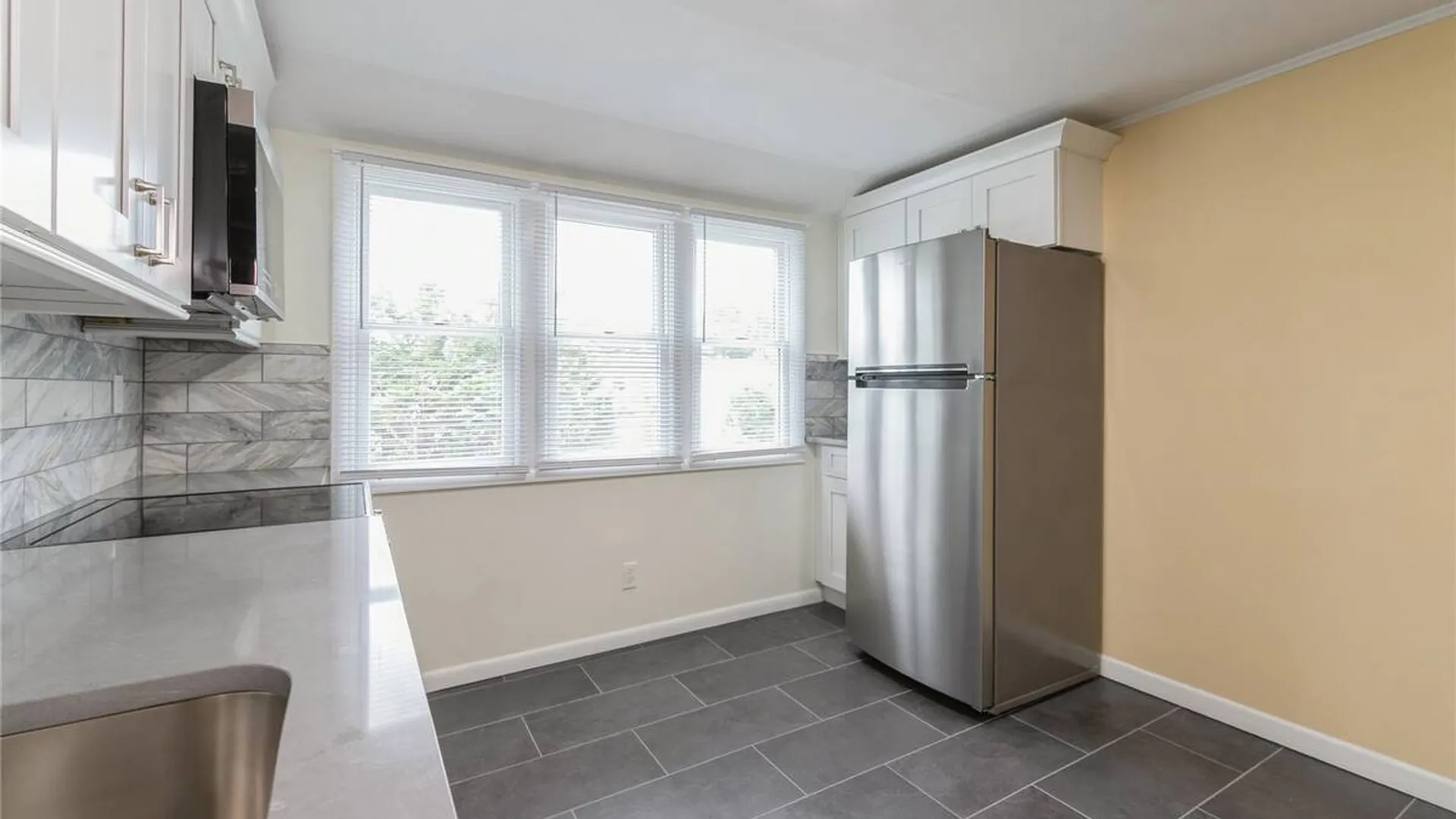 Property at 11 Deauville Parkway, Lindenhurst, NY 11757 6