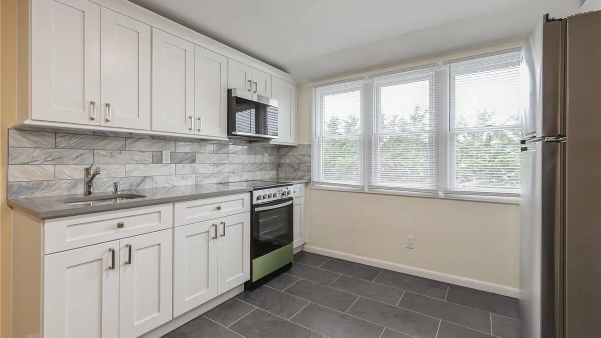 Property at 11 Deauville Parkway, Lindenhurst, NY 11757 9