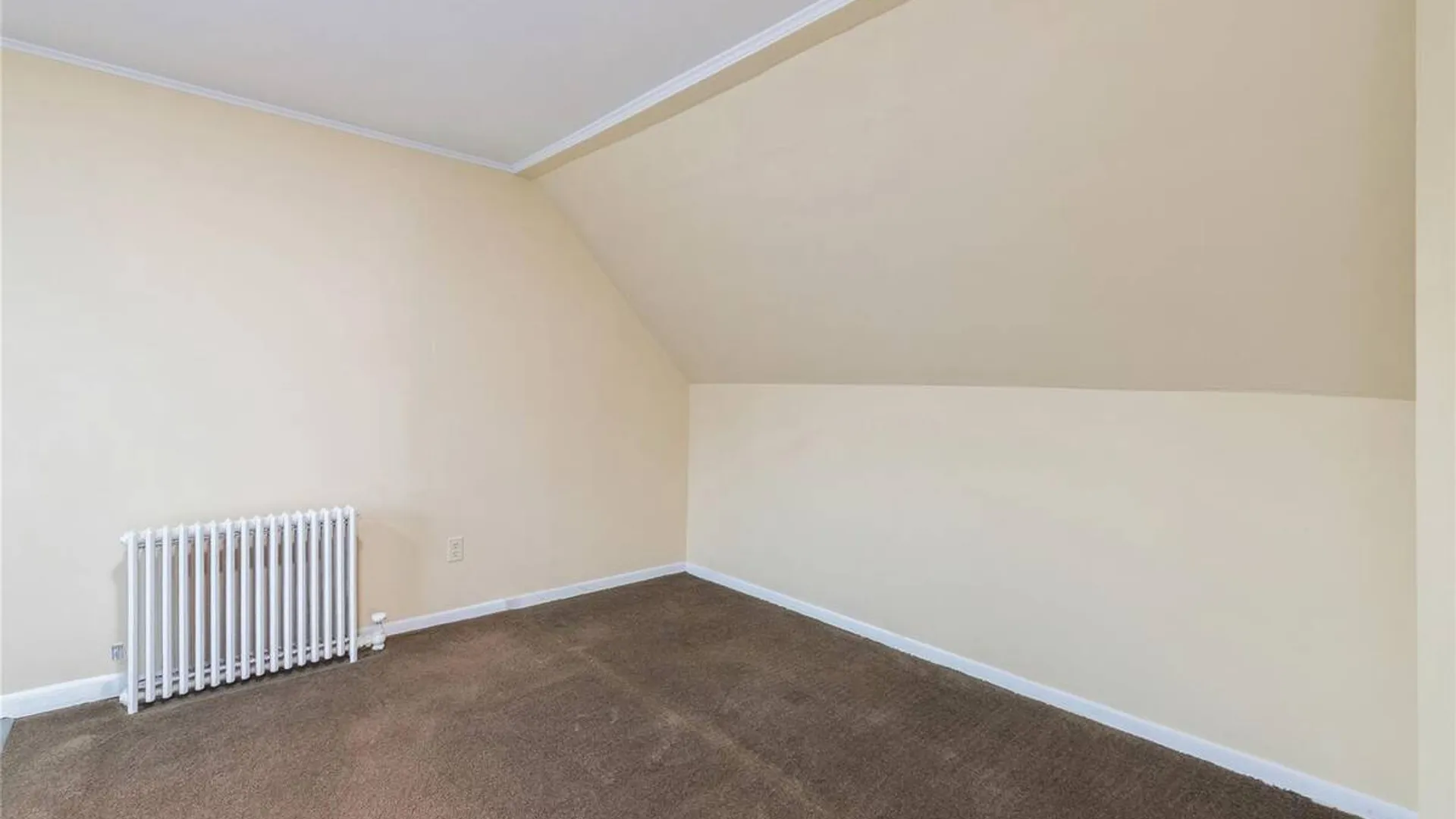 Property at 11 Deauville Parkway, Lindenhurst, NY 11757 16
