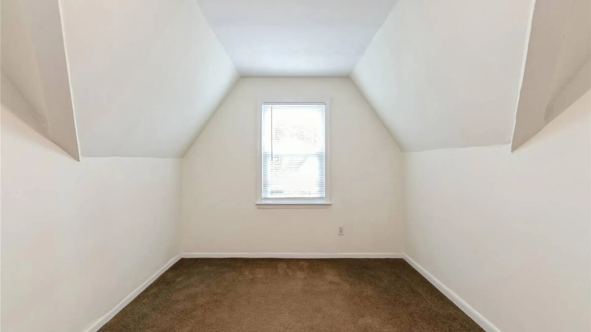 Property at 11 Deauville Parkway, Lindenhurst, NY 11757 25