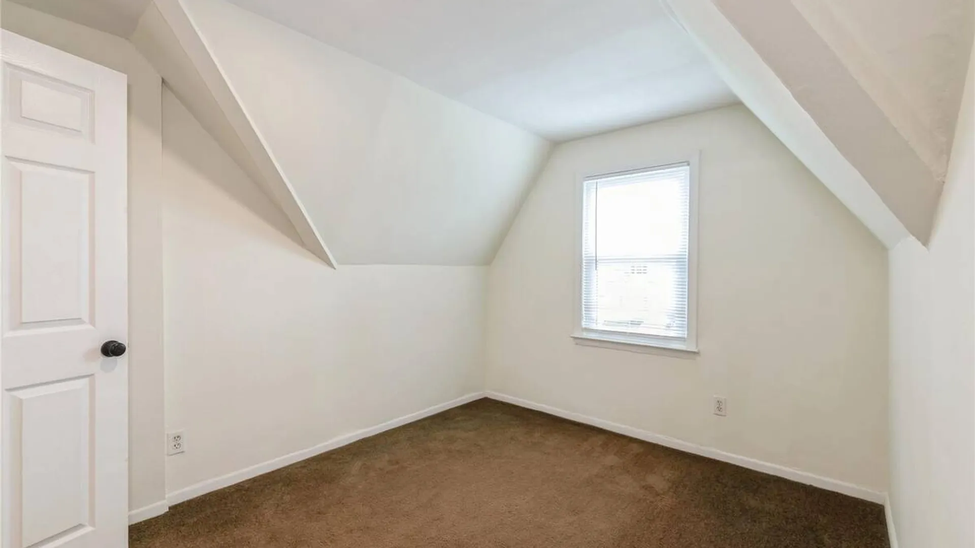 Property at 11 Deauville Parkway, Lindenhurst, NY 11757 27