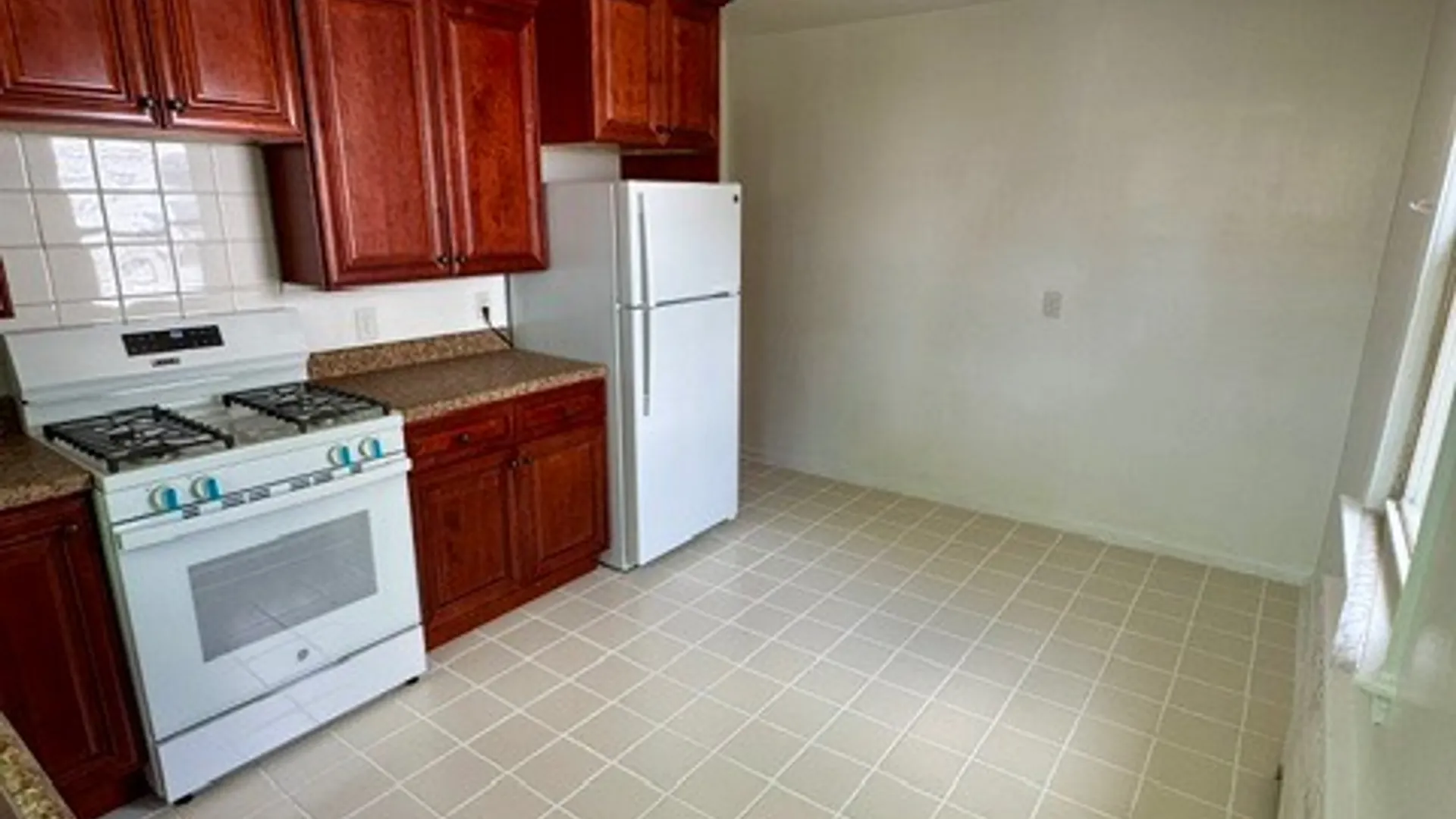 Property at 18 Tunis Ave, Yonkers, NY 10708 3