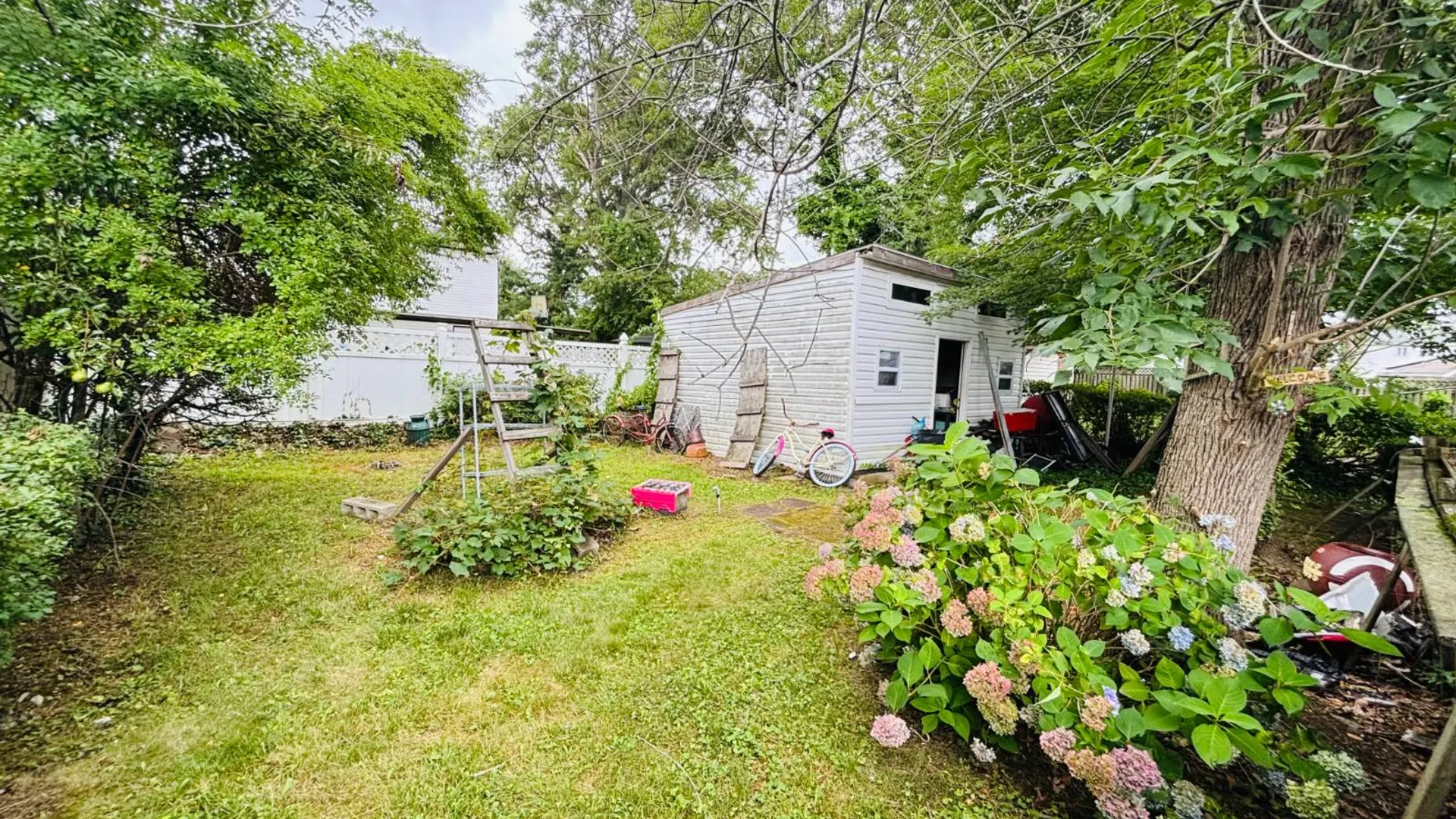 Property at 537 Lakeway Dr, West Babylon, NY 11704 14
