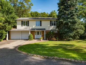 Property at 19 White Cliff Ln, Nesconset, NY 11767