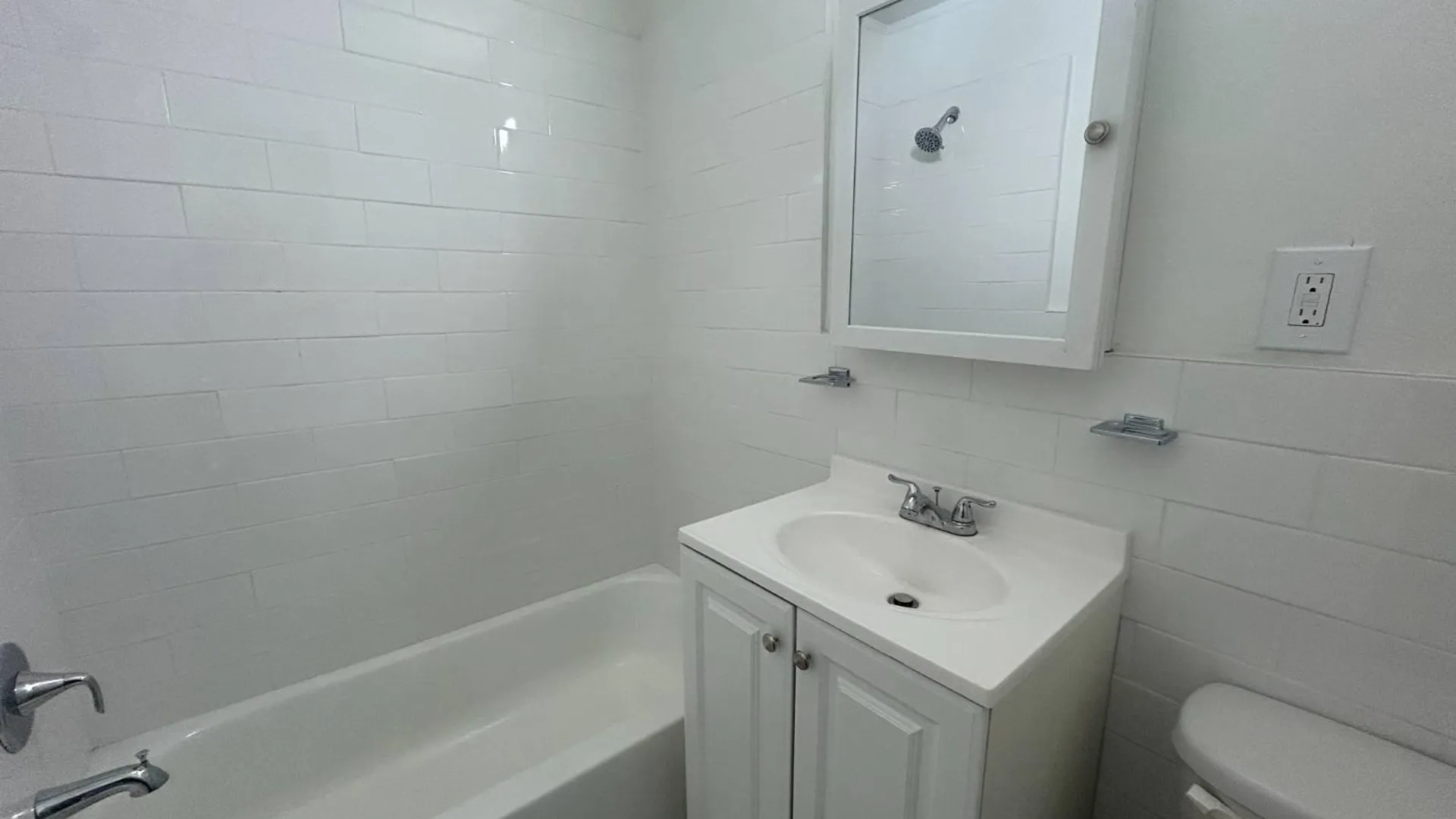 Property at 681 Rhinelander Ave, Bronx, NY 10462 5