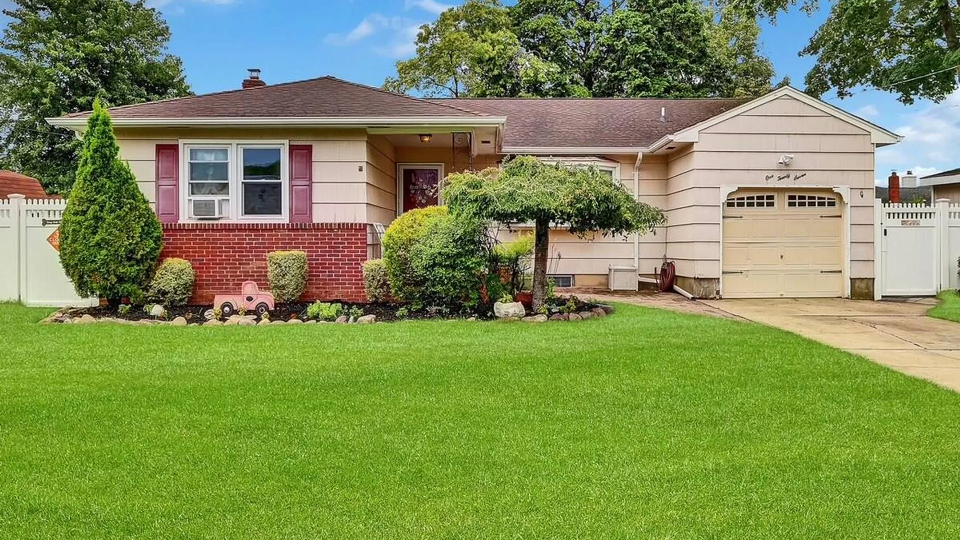Property at 127 Queens Avenue, West Babylon, NY 11704 3