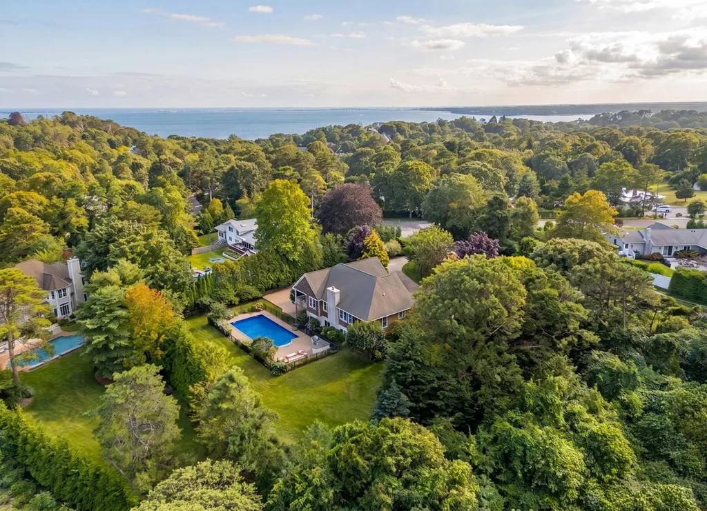 Property at 10 PECONIC VIEW CT, Southampton, NY 11968