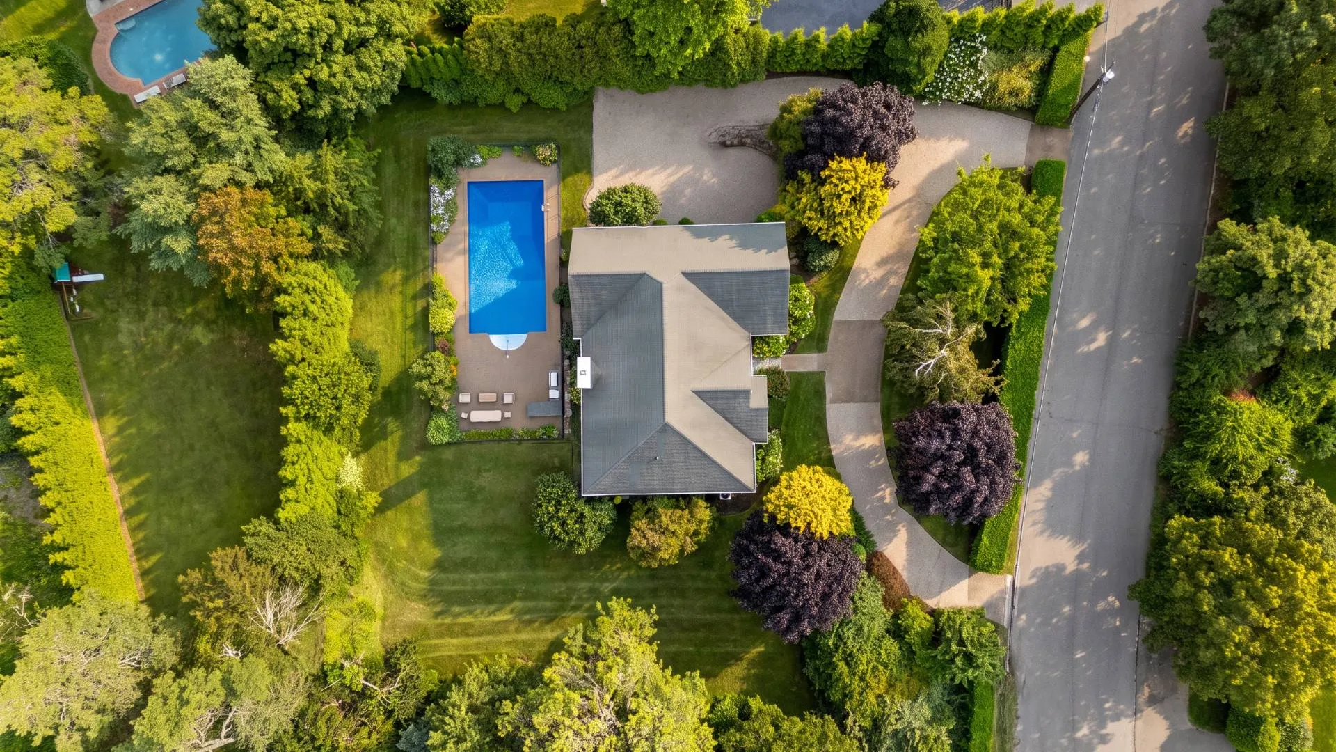 Property at 10 PECONIC VIEW CT, Southampton, NY 11968 4
