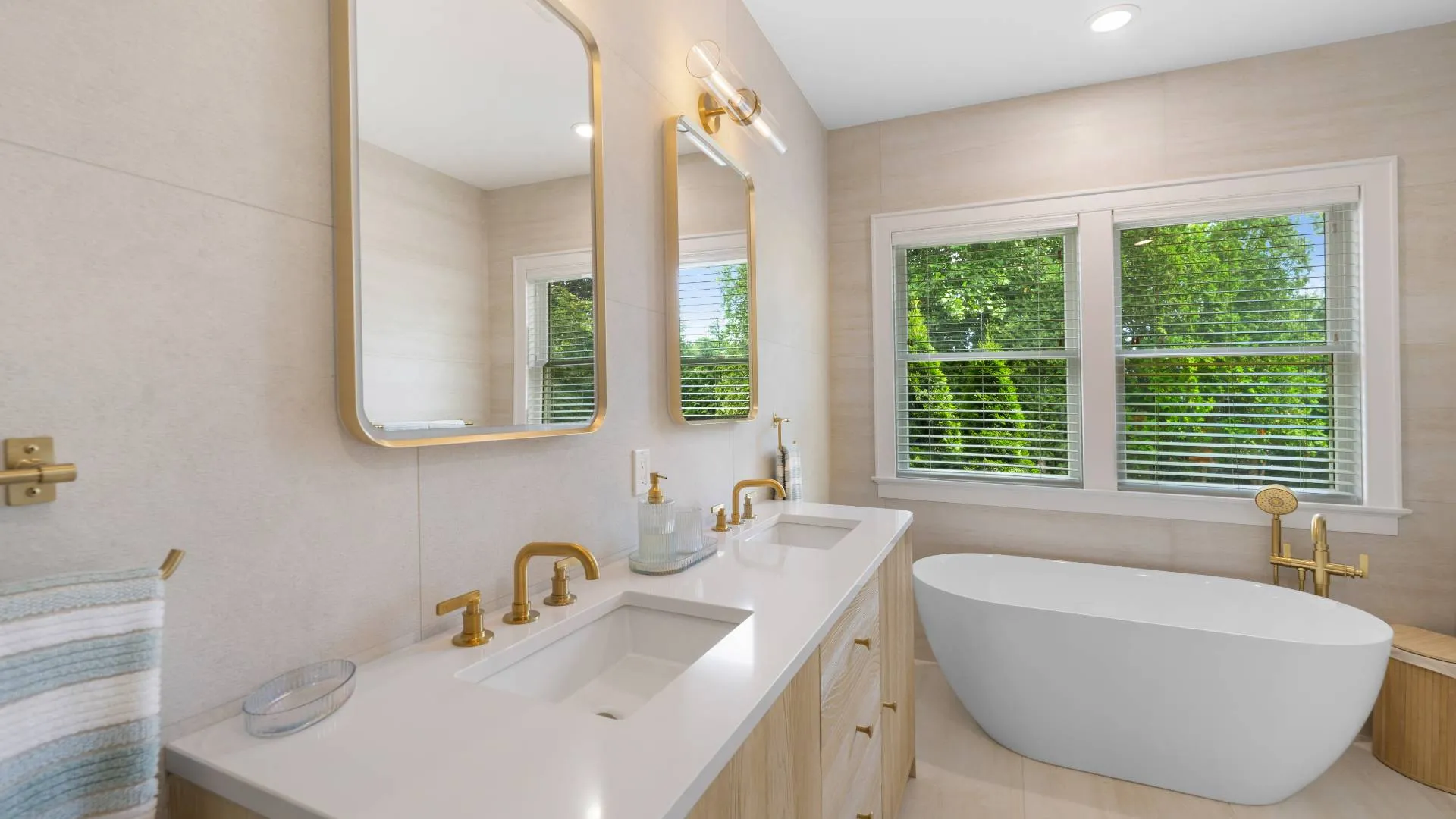 Property at 10 PECONIC VIEW CT, Southampton, NY 11968 15