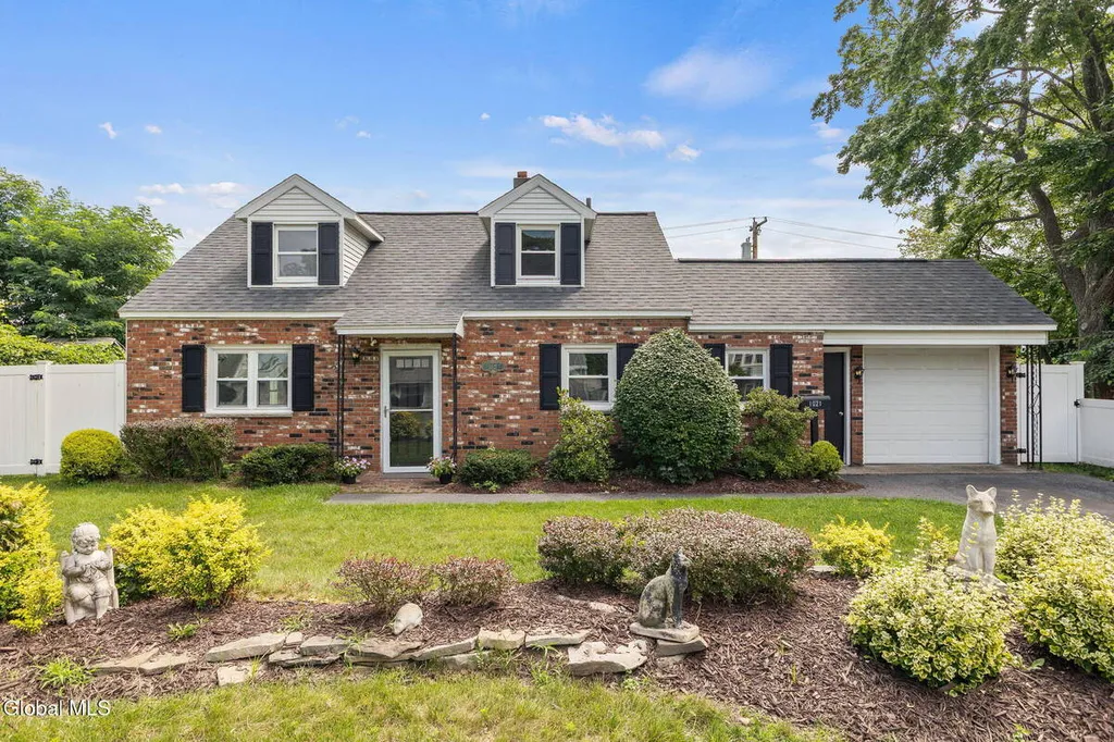 Property at 1021 Roberta Road, Rotterdam, NY 12303