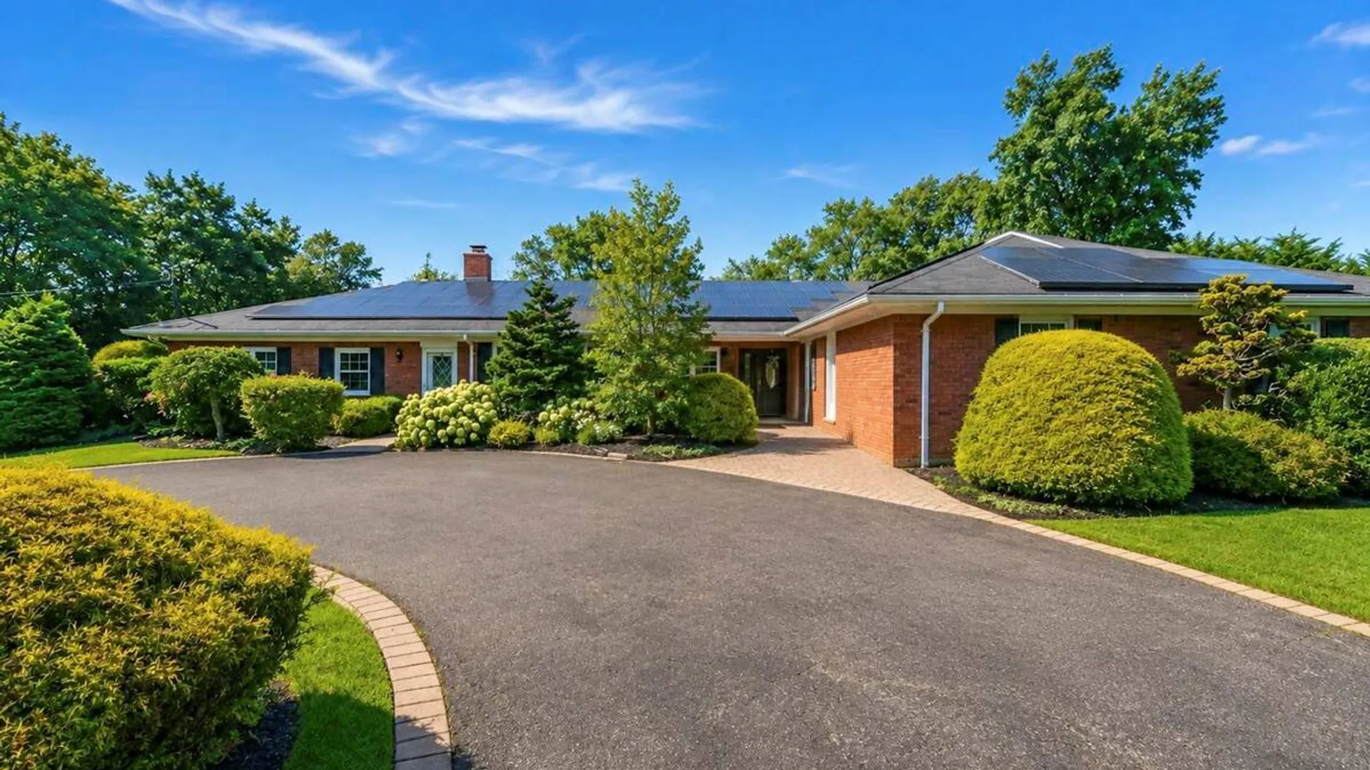 Property at 5 Reinhardt Court, Blue Point, NY 11715 4