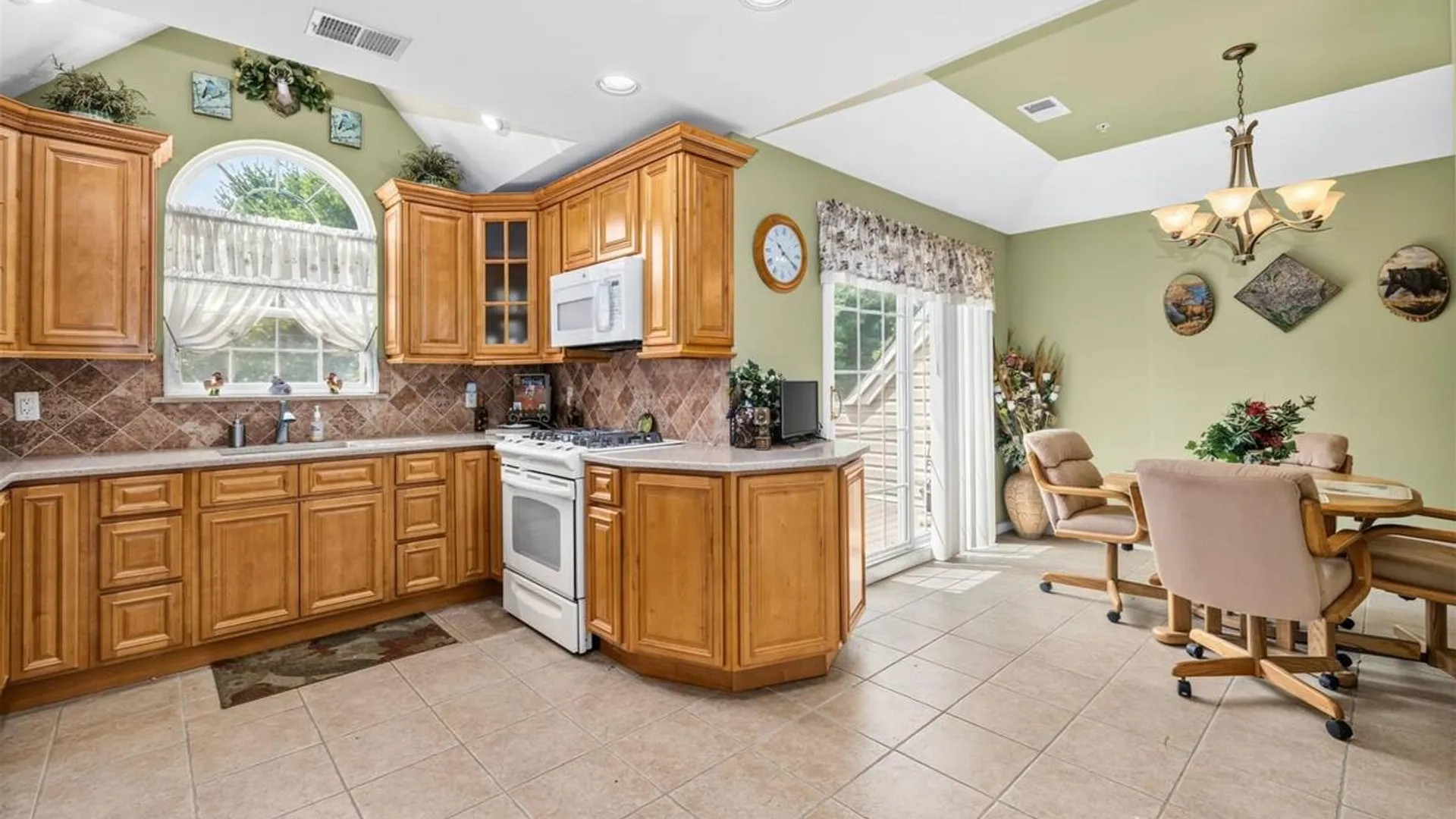 Property at 110 Joseph Lane, Dix Hills, NY 11746 3