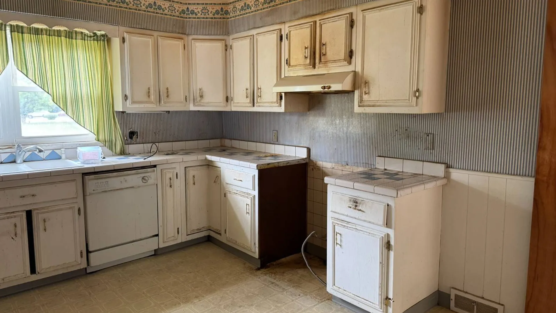 Property at 324 Academy Pl, Syracuse, NY 13207 4