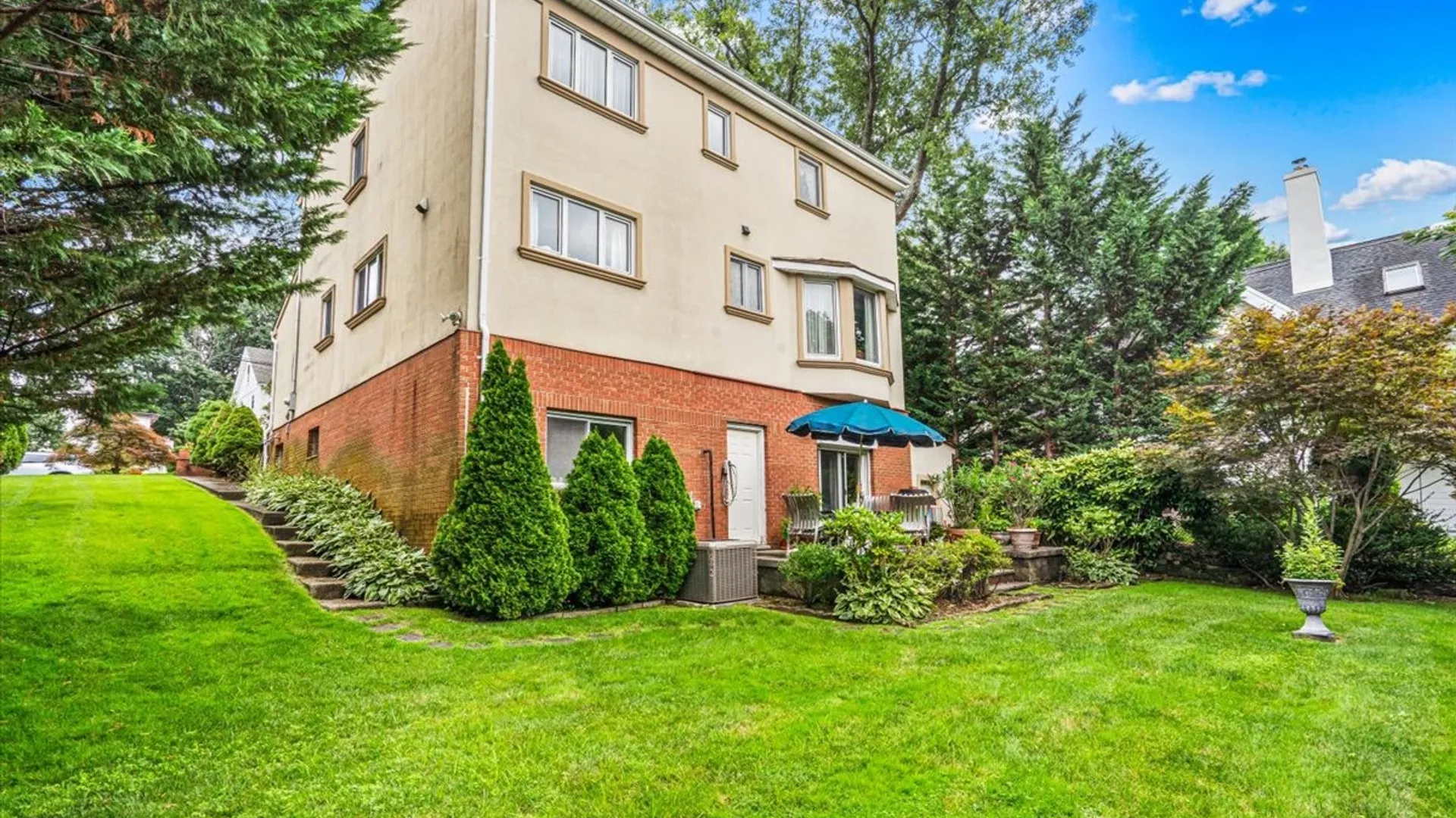 Property at 3850 Hillcrest Ave, Douglaston, NY 11363 4