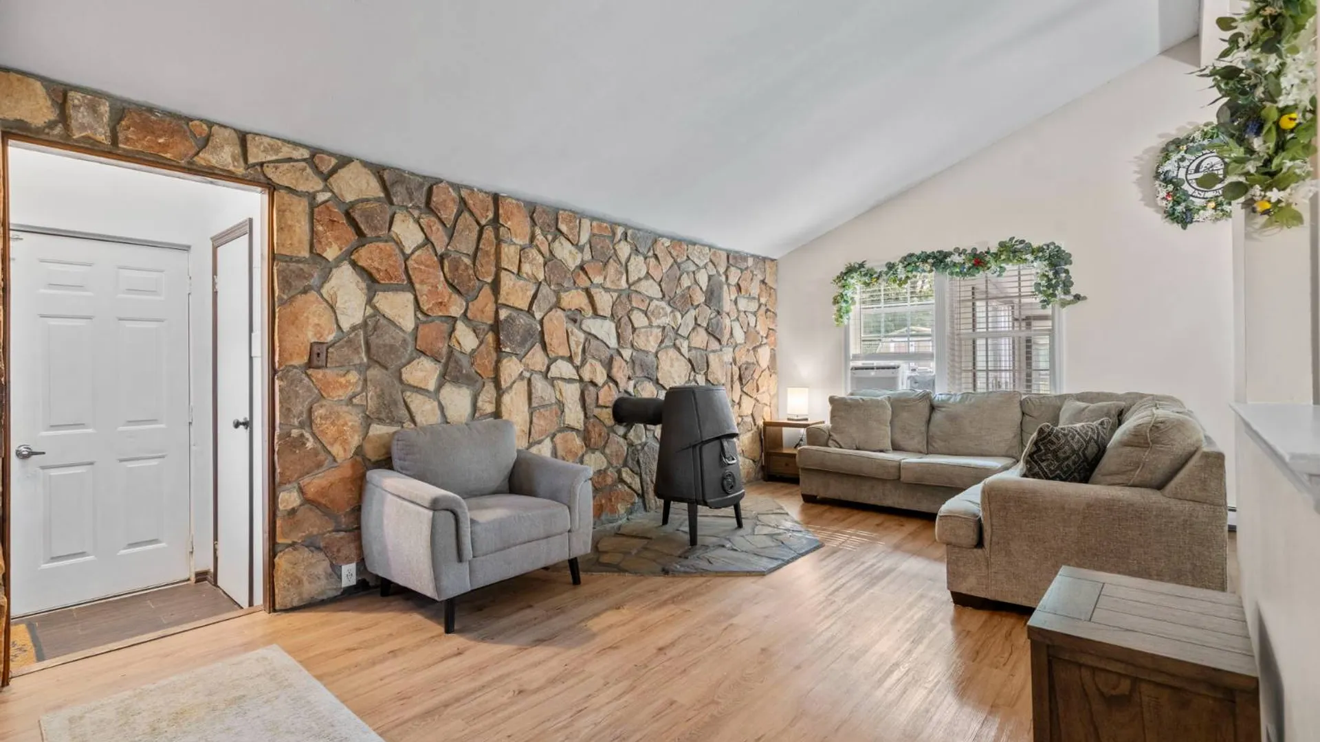 Property at 28 Yaphank Ave, Brookhaven, NY 11719 4