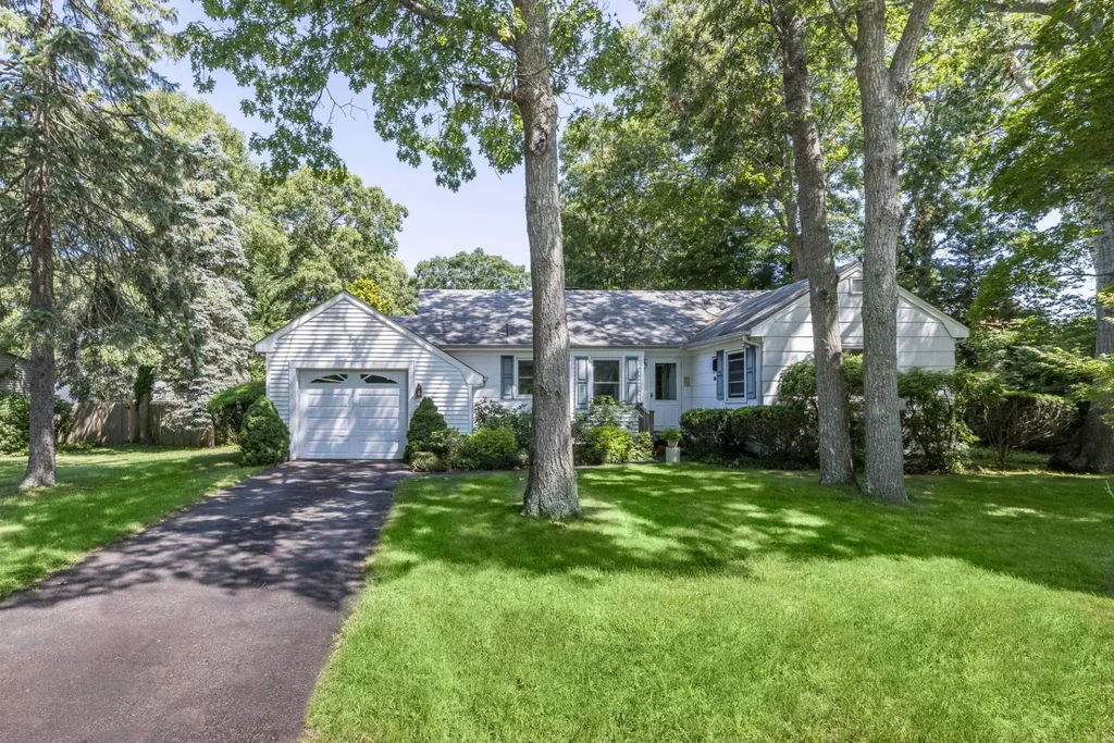 Property at 29 Lynn Ave, Hampton Bays, NY 11946