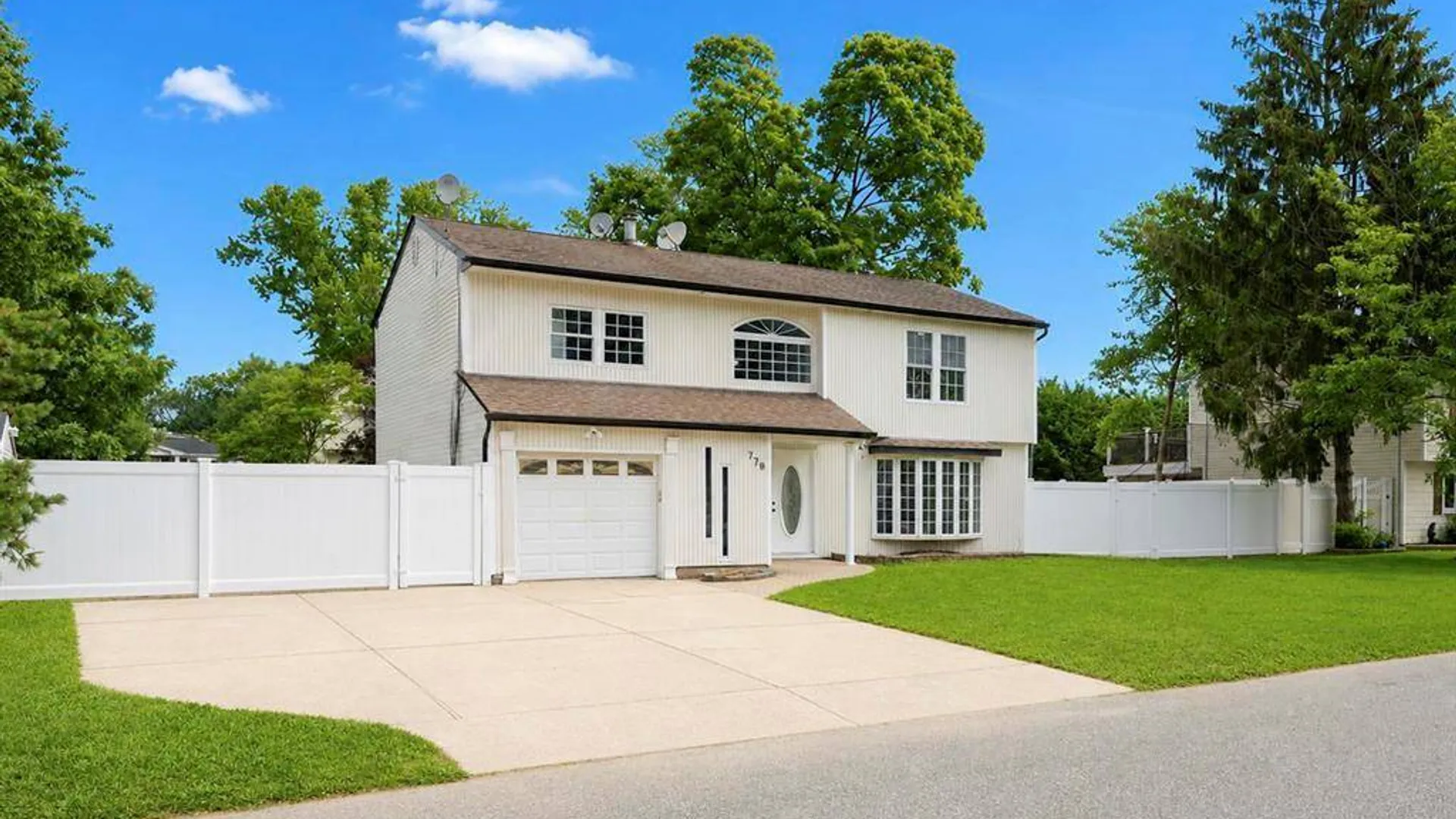 Property at 779 Peconic Avenue, West Babylon, NY 11704 3