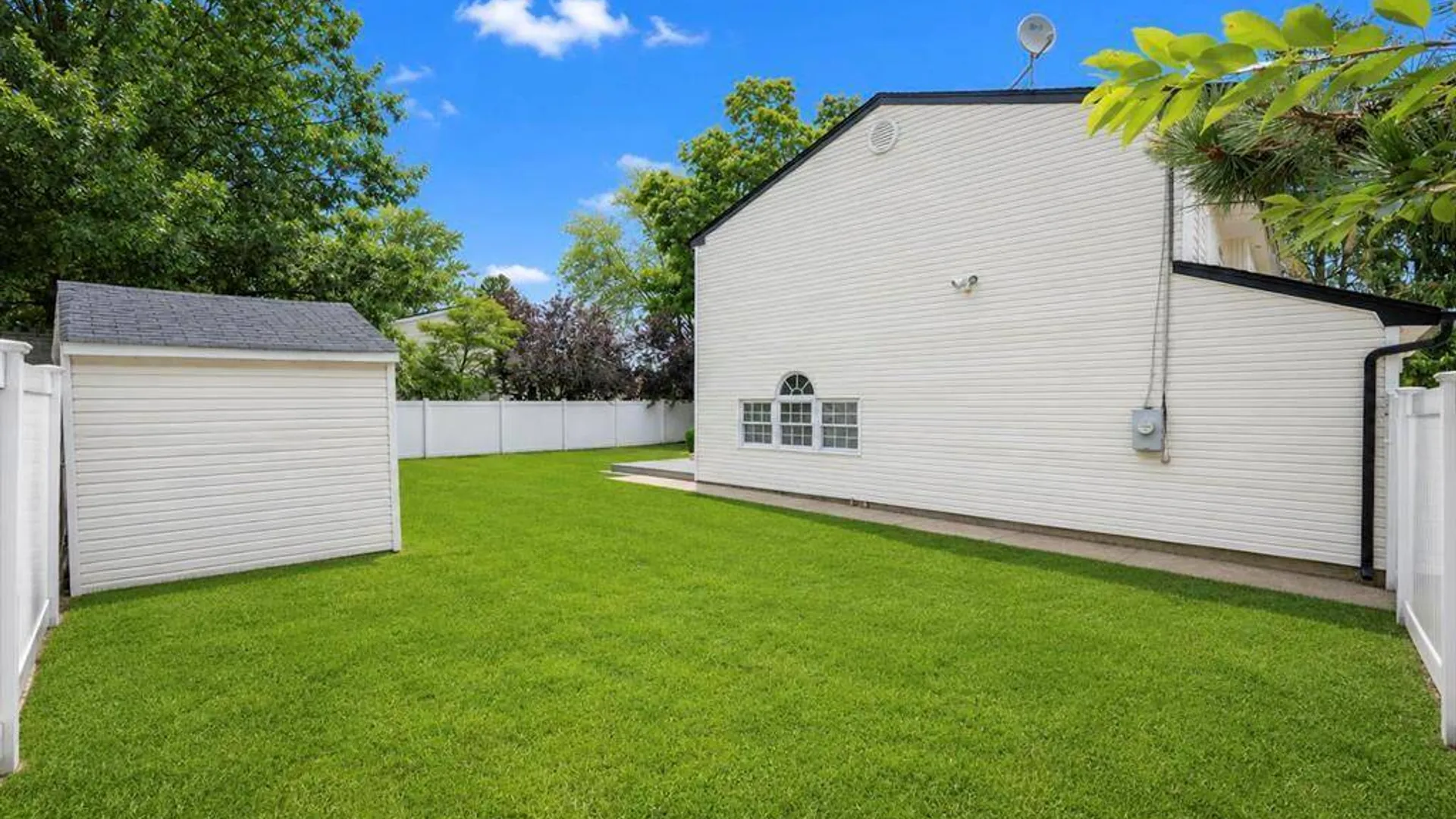 Property at 779 Peconic Avenue, West Babylon, NY 11704 4