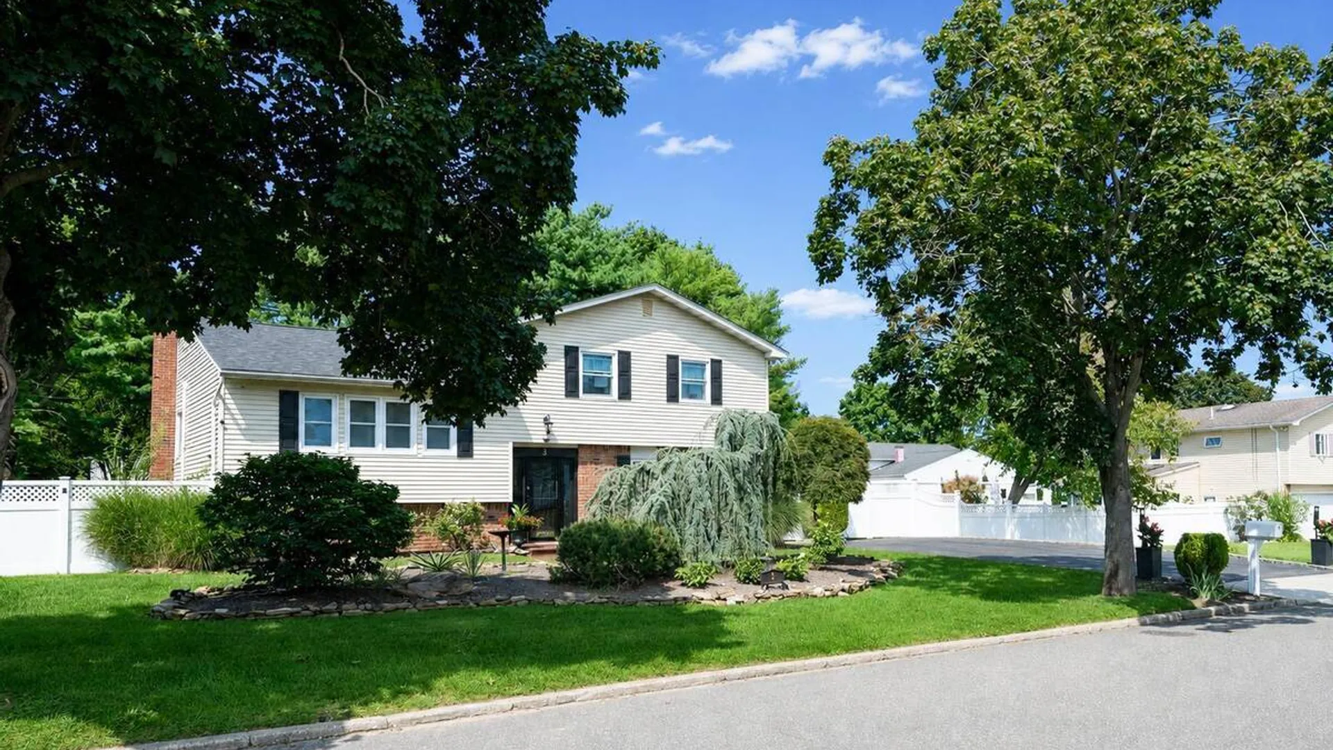 Property at 3 Humming Lane, Coram, NY 11727 3