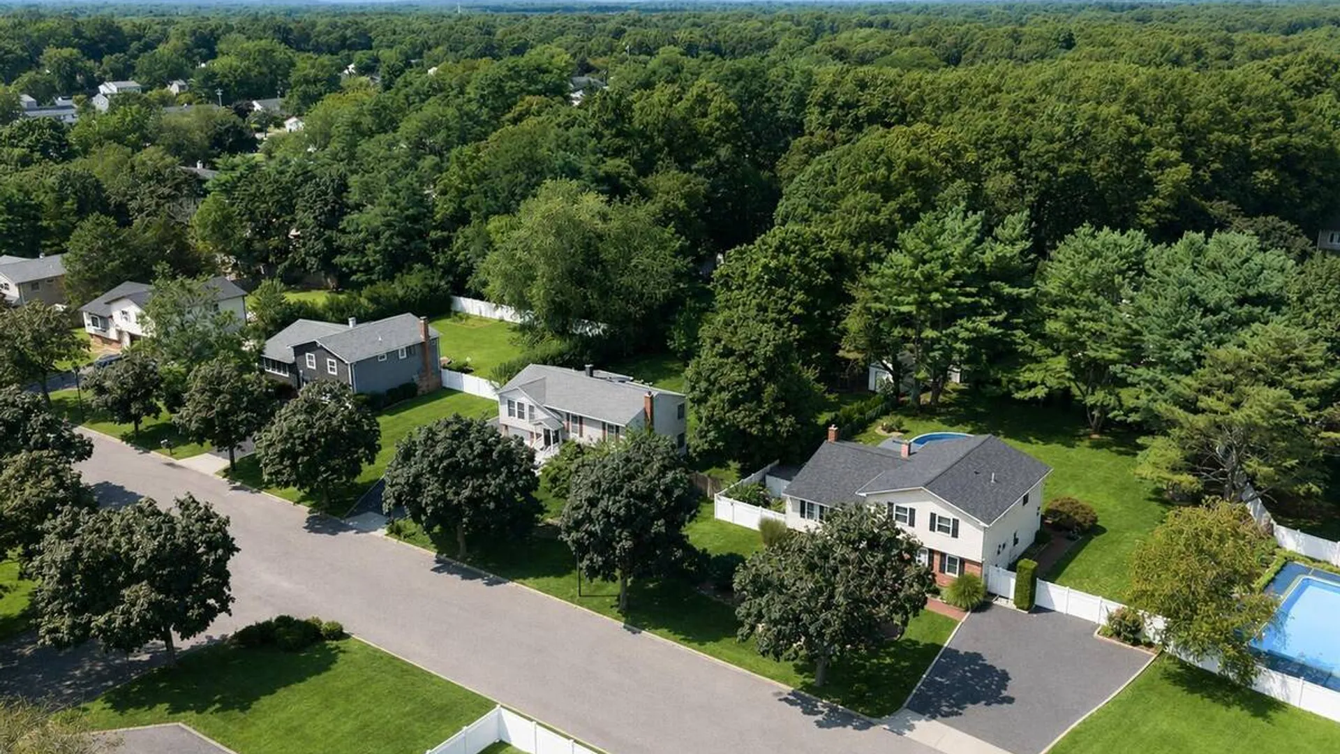 Property at 3 Humming Lane, Coram, NY 11727 5