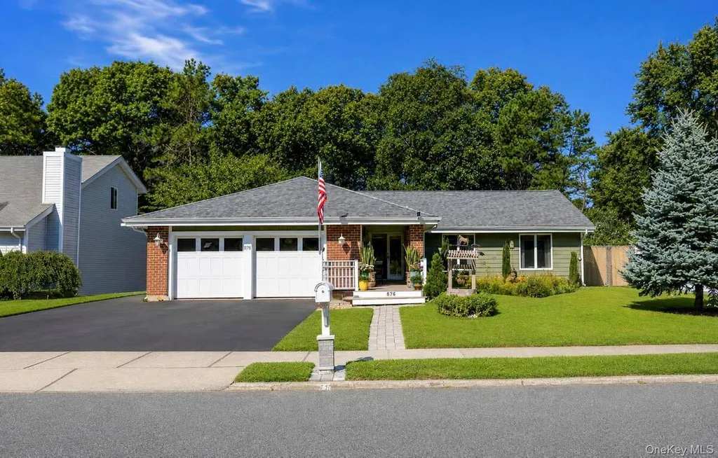 Property at 876 Greenbelt Parkway W, Holbrook, NY 11741